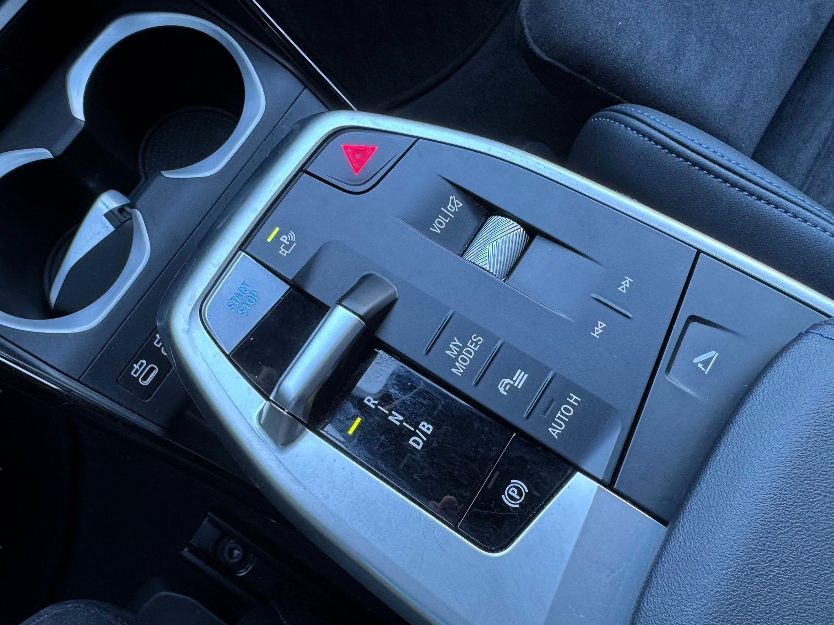 BMW iX2 eDrive20 color Negro. Año 2025. 150KW(204CV). Elétrico. En concesionario Santogal Oeiras de Oeiras