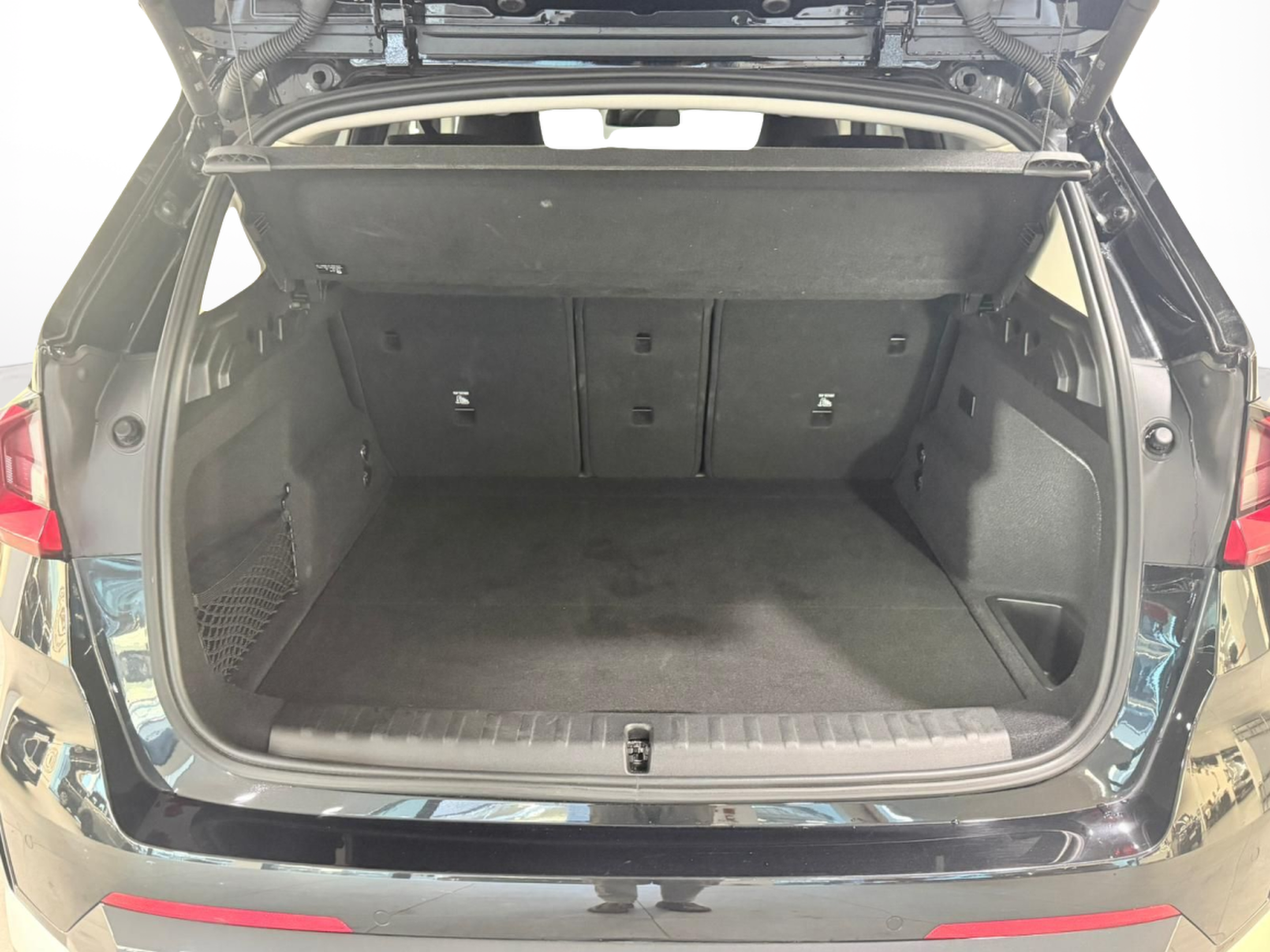 BMW iX1 eDrive20 color Negro. Año 2025. 150KW(204CV). Elétrico. En concesionario Santogal Carnaxide de Oeiras