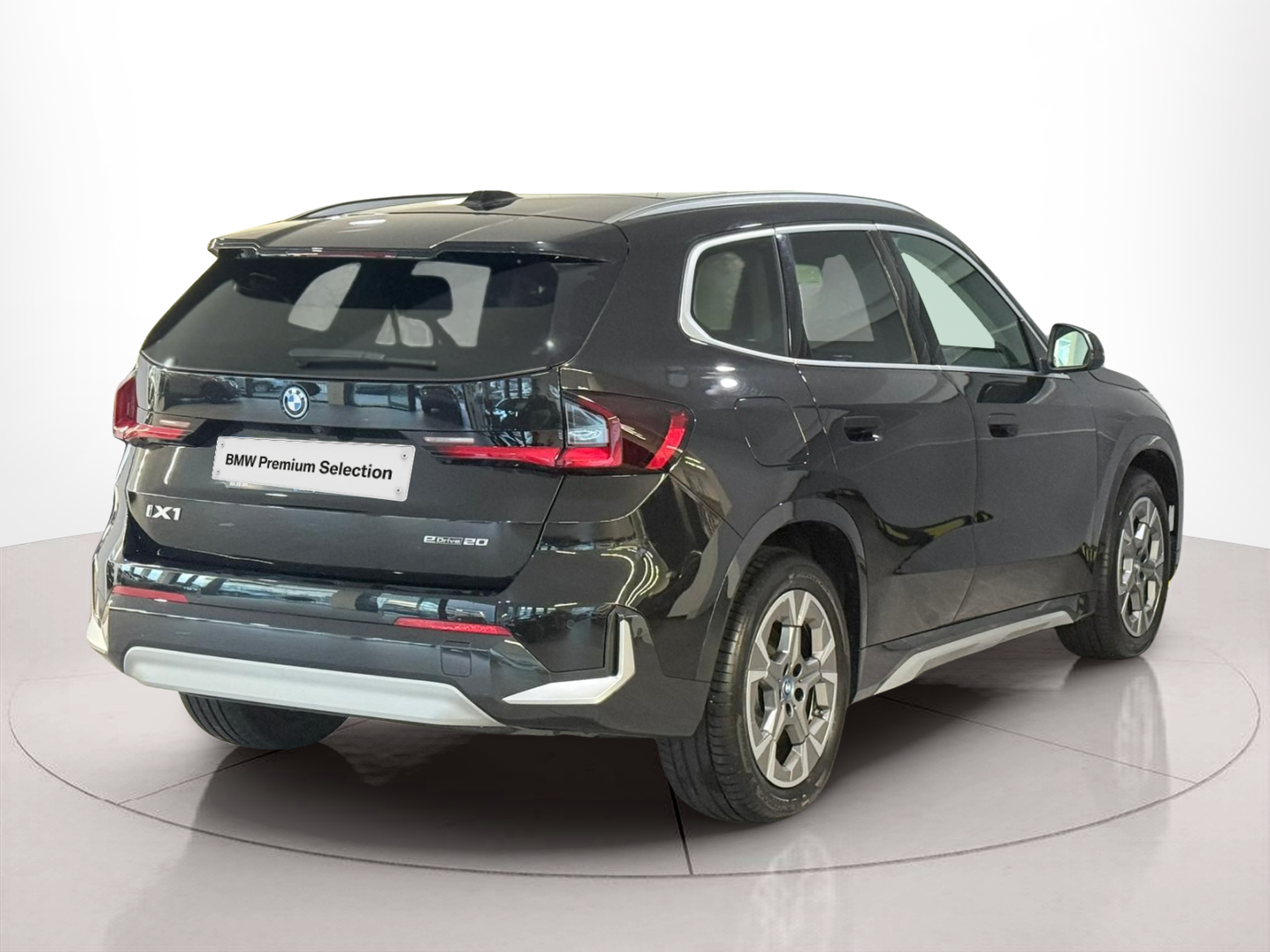 BMW iX1 eDrive20 color Negro. Año 2025. 150KW(204CV). Elétrico. En concesionario Santogal Carnaxide de Oeiras