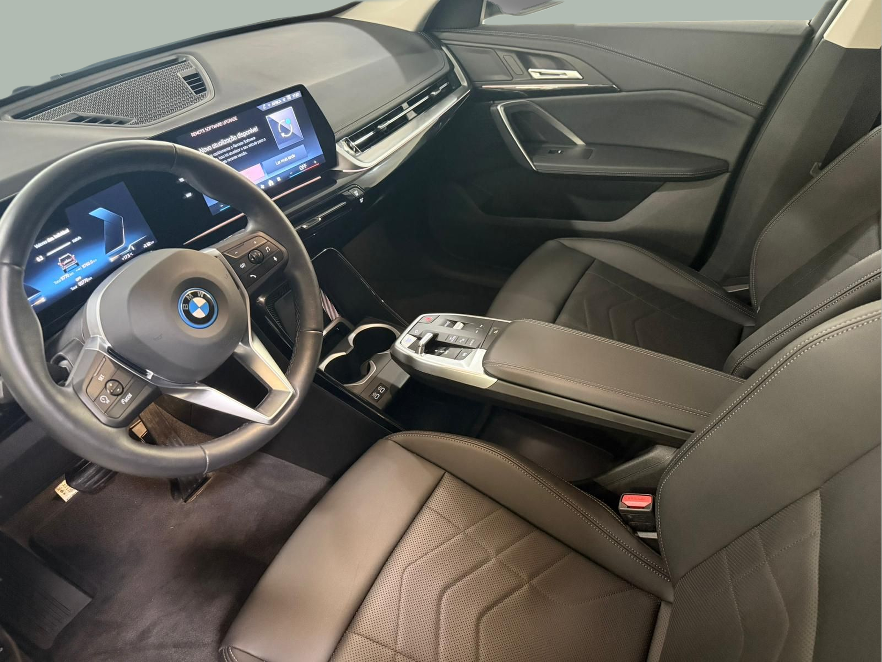 BMW iX1 eDrive20 color Negro. Año 2025. 150KW(204CV). Elétrico. En concesionario Santogal Carnaxide de Oeiras