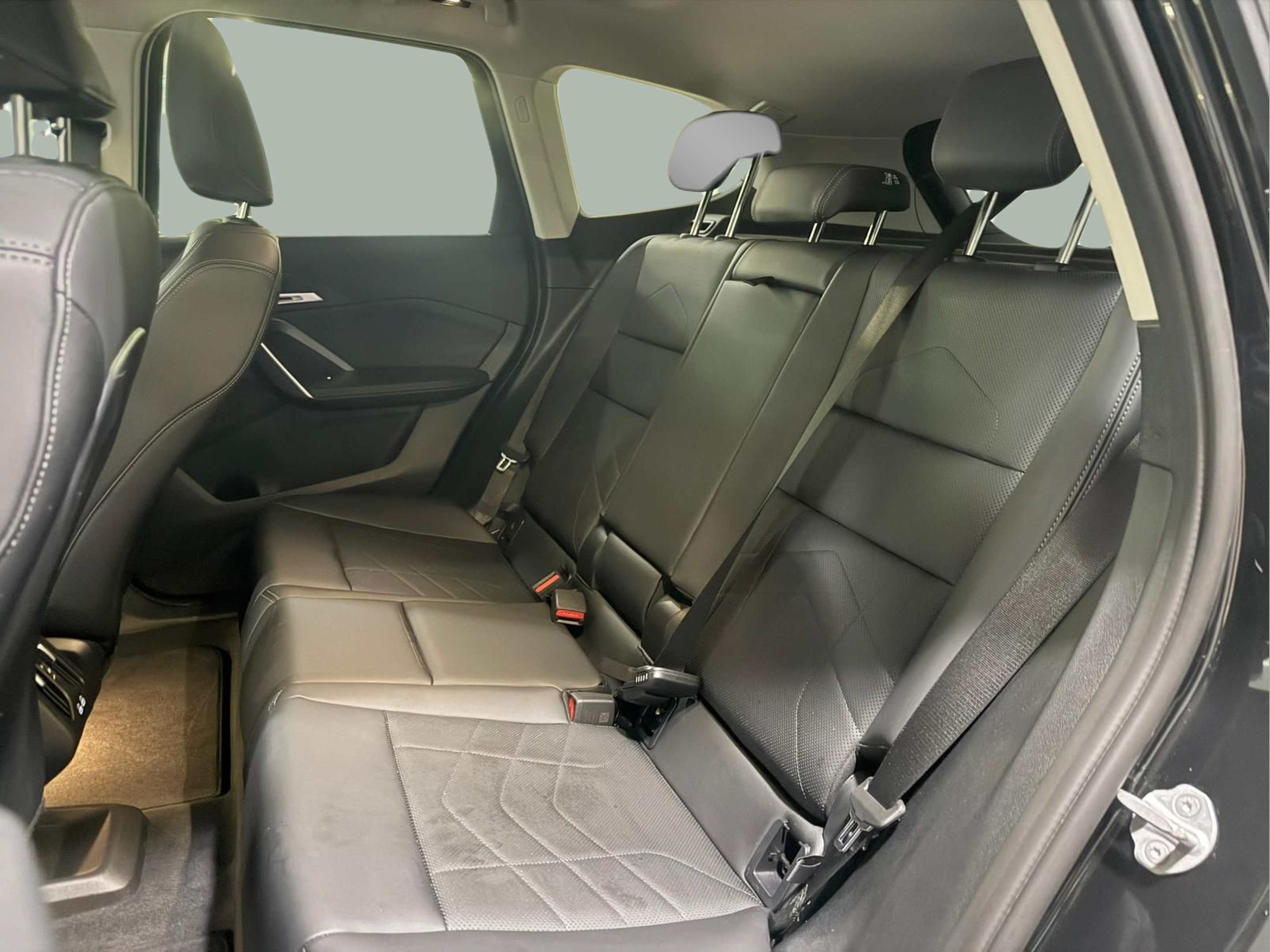 BMW iX1 eDrive20 color Negro. Año 2025. 150KW(204CV). Elétrico. En concesionario Santogal Carnaxide de Oeiras