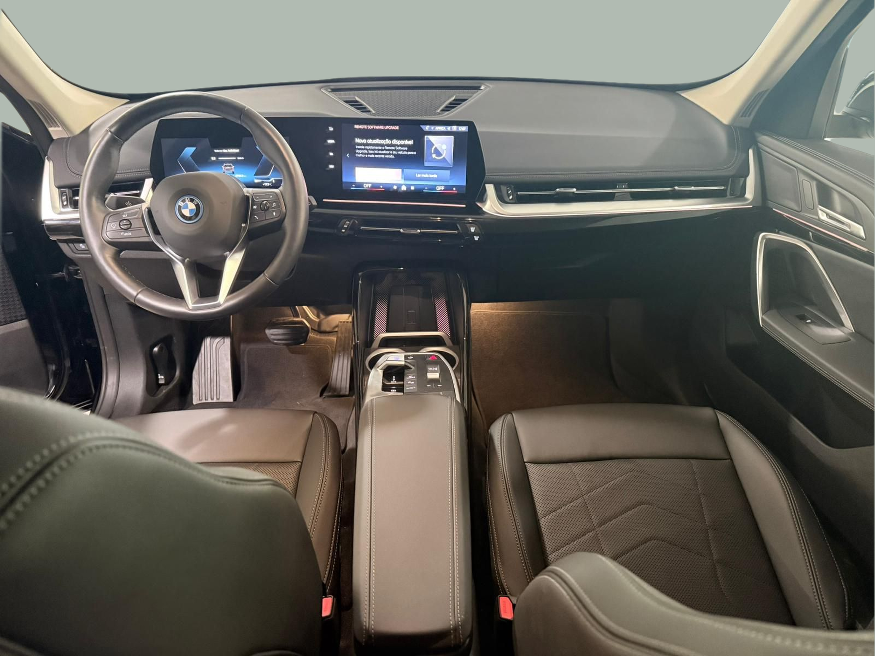 BMW iX1 eDrive20 color Negro. Año 2025. 150KW(204CV). Elétrico. En concesionario Santogal Carnaxide de Oeiras