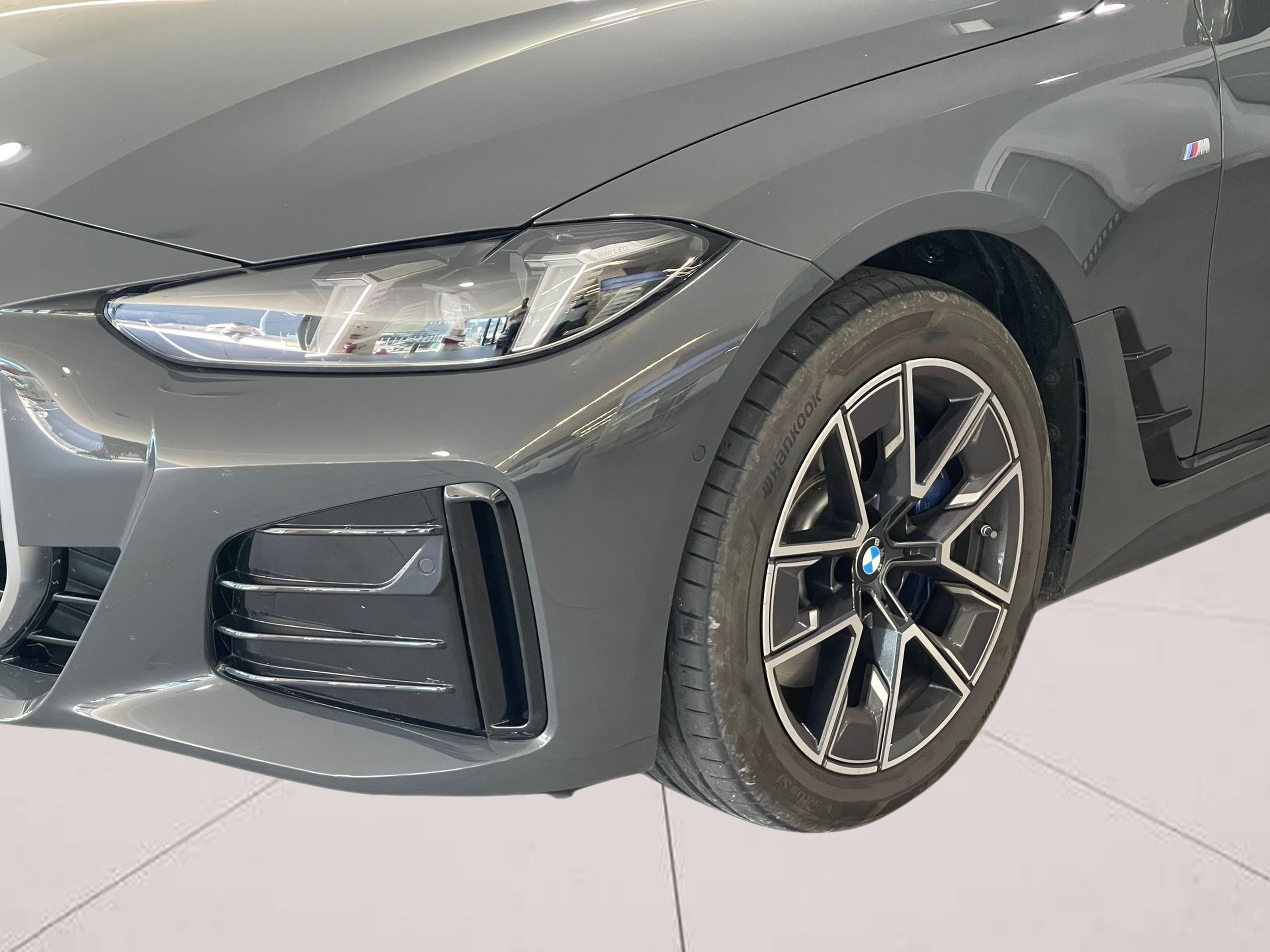 BMW i4 i4 eDrive40 color Gris. Año 2025. 250KW(340CV). Elétrico. En concesionario Santogal - MOTORRAD Carnaxide de Oeiras