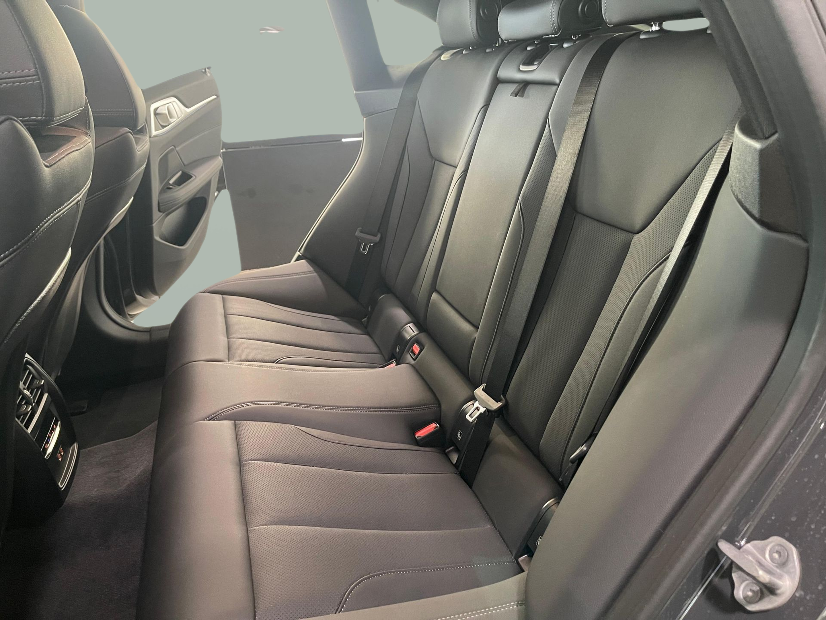 BMW i4 i4 eDrive40 color Gris. Año 2025. 250KW(340CV). Elétrico. En concesionario Santogal - MOTORRAD Carnaxide de Oeiras