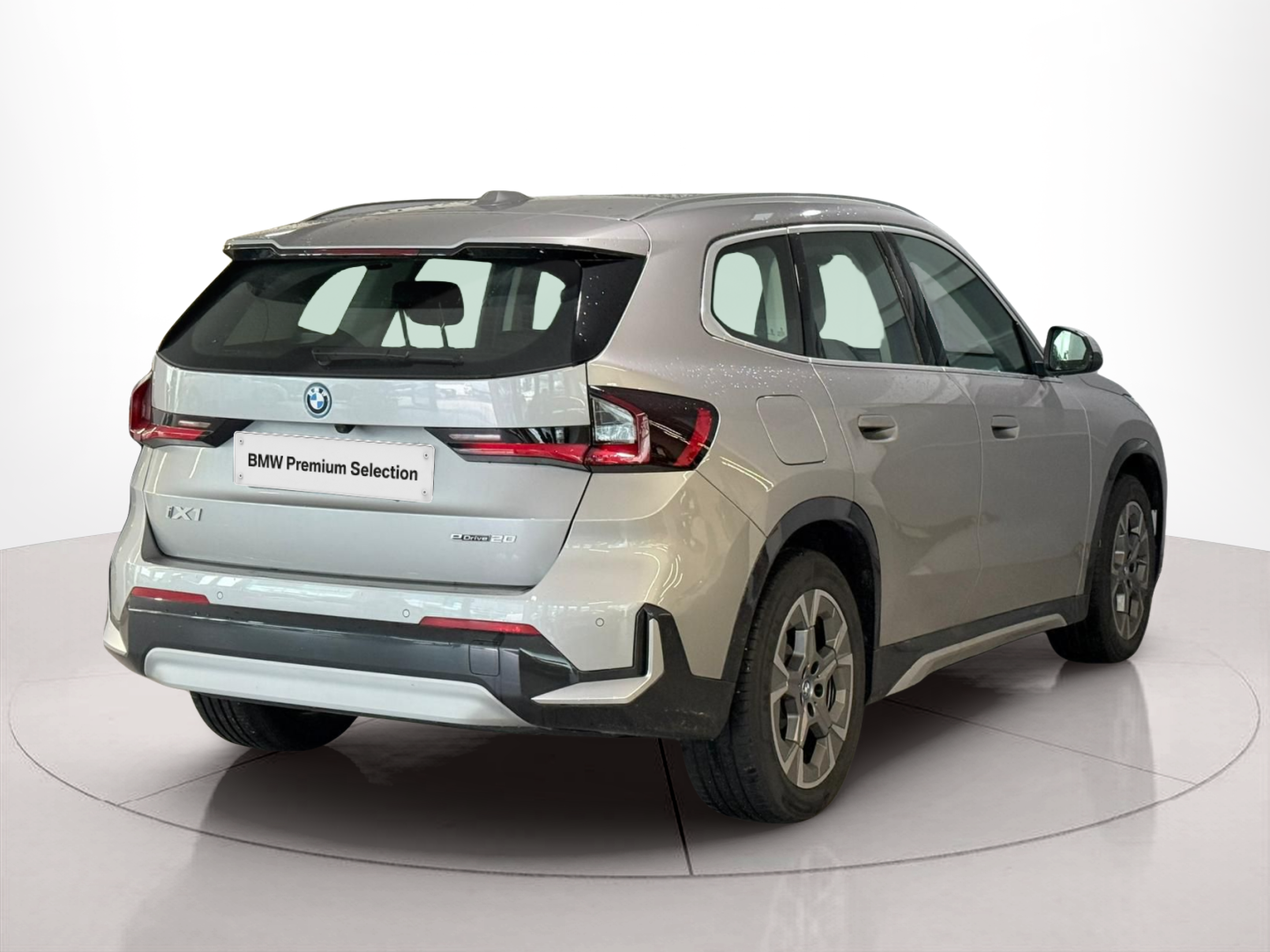 BMW iX1 eDrive20 color Gris Plata. Año 2025. 150KW(204CV). Elétrico. En concesionario Santogal Carnaxide de Oeiras