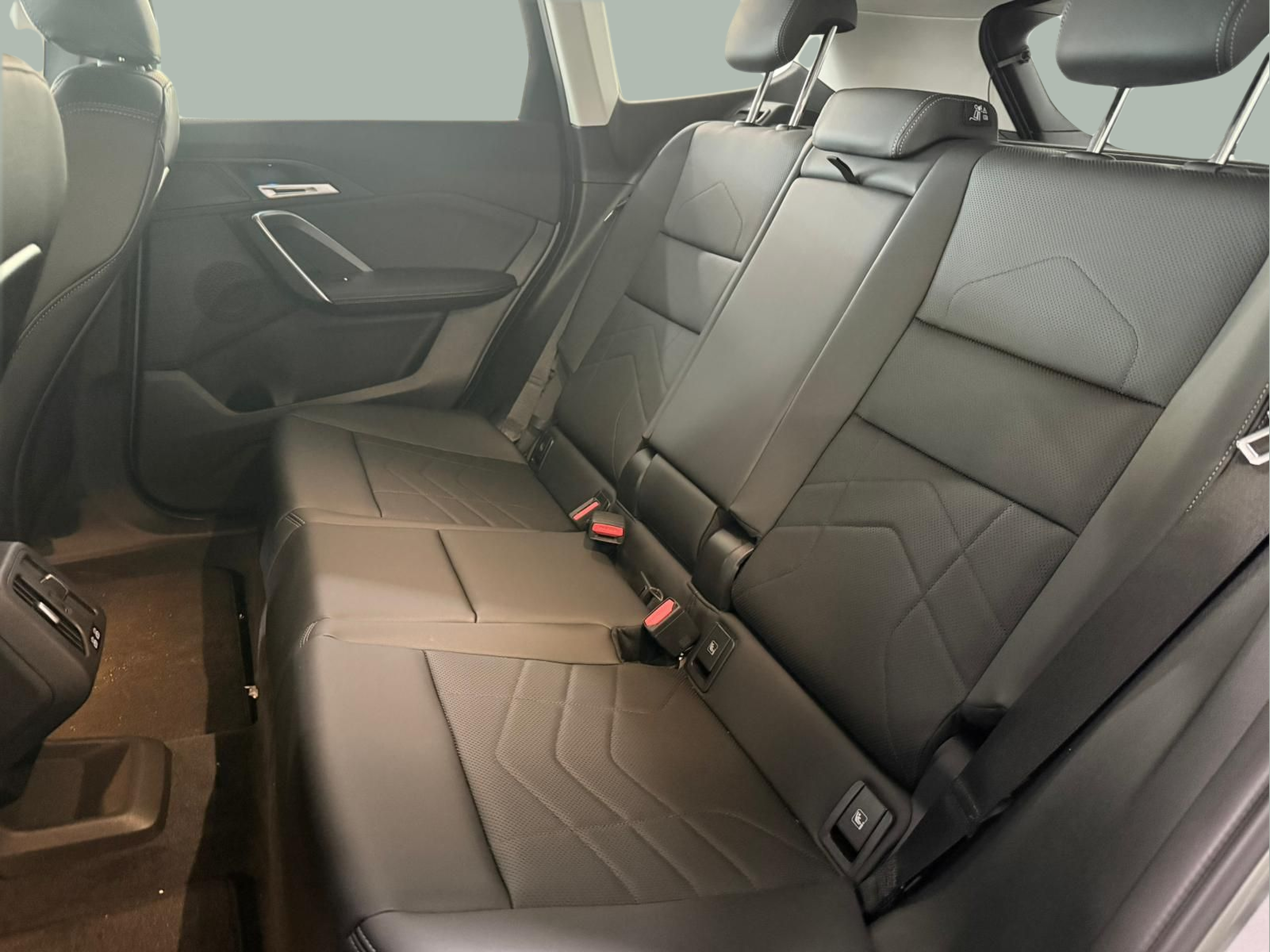 BMW iX1 eDrive20 color Gris Plata. Año 2025. 150KW(204CV). Elétrico. En concesionario Santogal Carnaxide de Oeiras