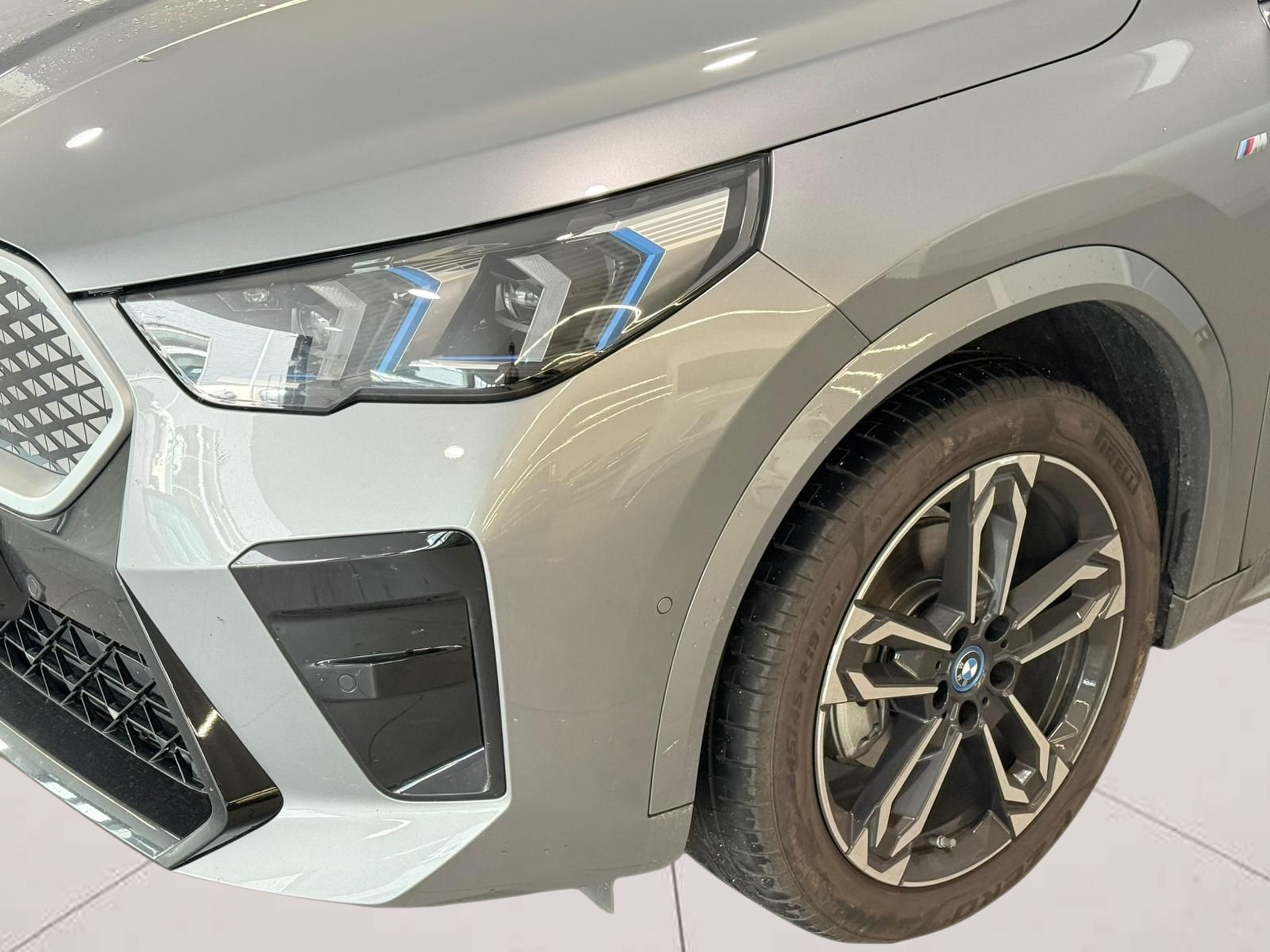 BMW iX2 eDrive20 color Gris. Año 2025. 150KW(204CV). Elétrico. En concesionario Santogal Carnaxide de Oeiras
