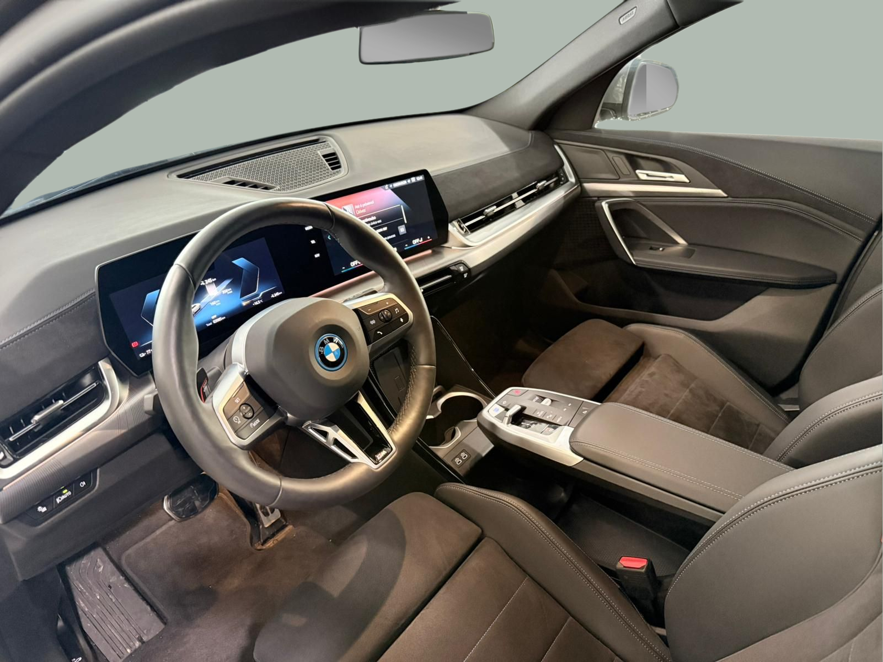 BMW iX2 eDrive20 color Gris. Año 2025. 150KW(204CV). Elétrico. En concesionario Santogal Carnaxide de Oeiras