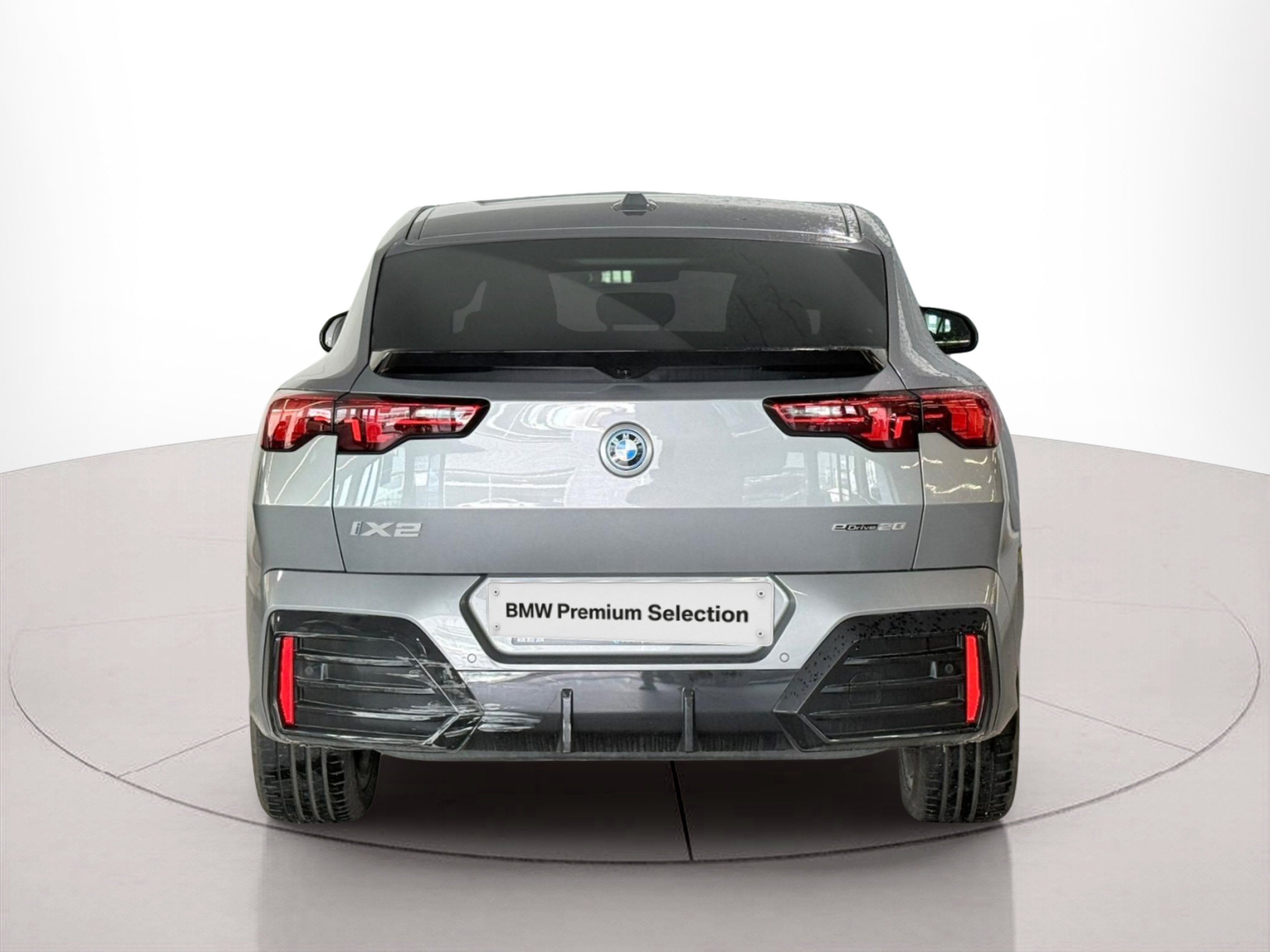 BMW iX2 eDrive20 color Gris. Año 2025. 150KW(204CV). Elétrico. En concesionario Santogal Carnaxide de Oeiras