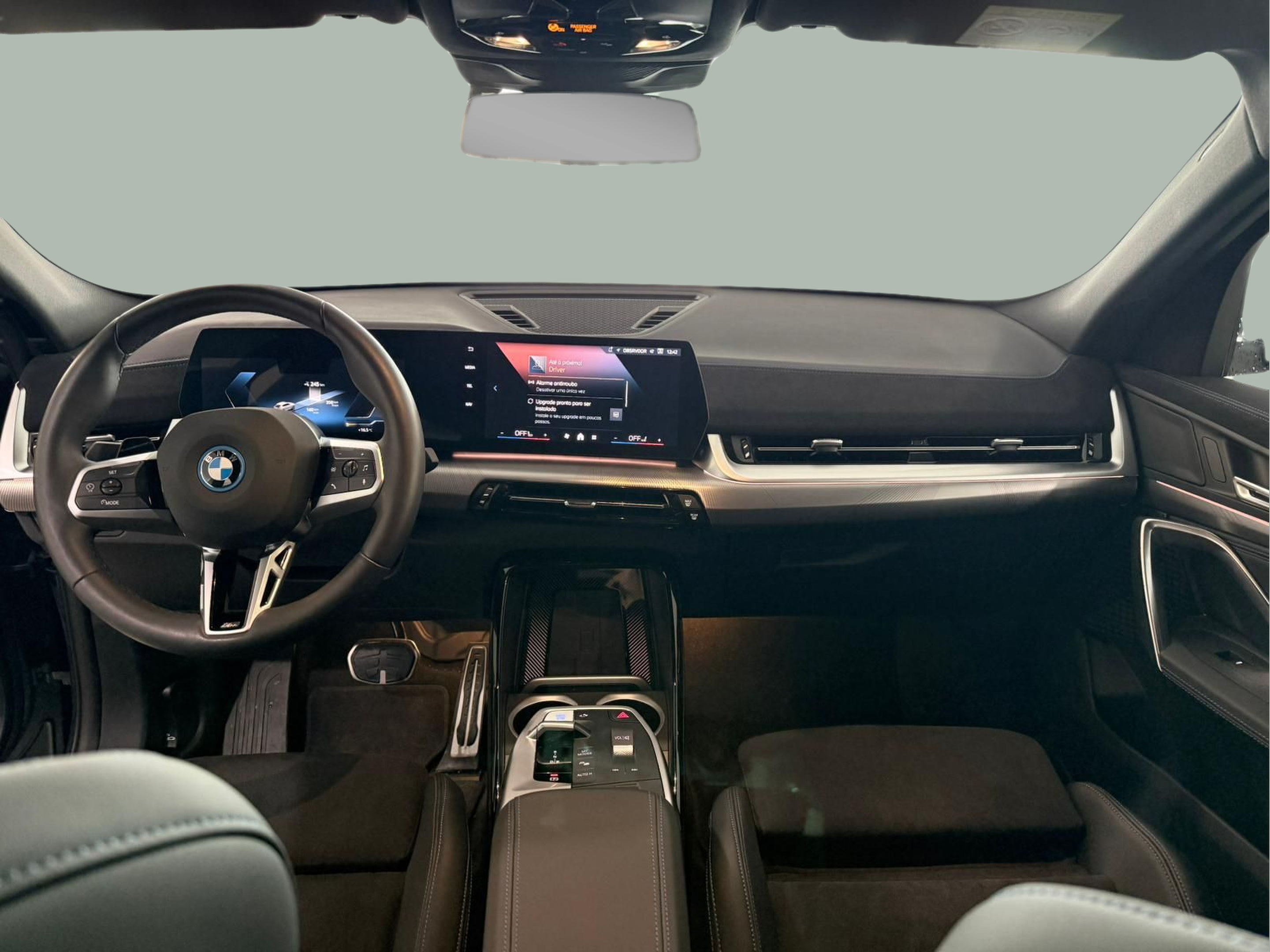 BMW iX2 eDrive20 color Gris. Año 2025. 150KW(204CV). Elétrico. En concesionario Santogal Carnaxide de Oeiras