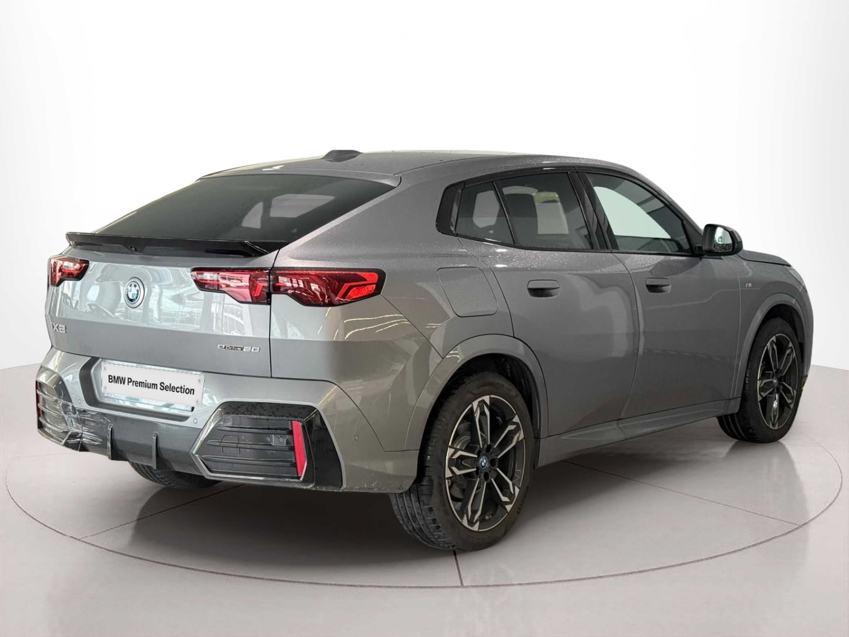 BMW iX2 eDrive20 color Gris. Año 2025. 150KW(204CV). Elétrico. En concesionario Santogal Carnaxide de Oeiras