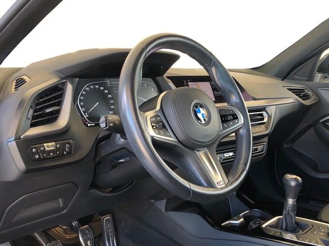 BMW Serie 1 116d color Blanco. Año 2021. 85KW(116CV). Diésel. En concesionario Vehinter Getafe de Madrid