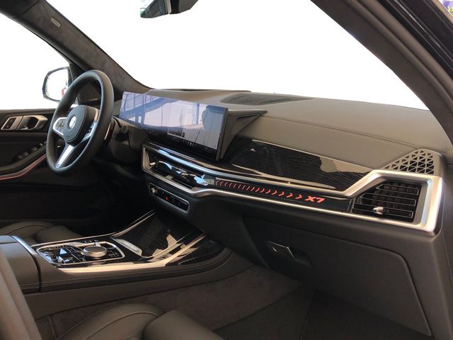 BMW X7 xDrive40d color Negro. Año 2025. 259KW(352CV). Diésel. En concesionario Vehinter Getafe de Madrid