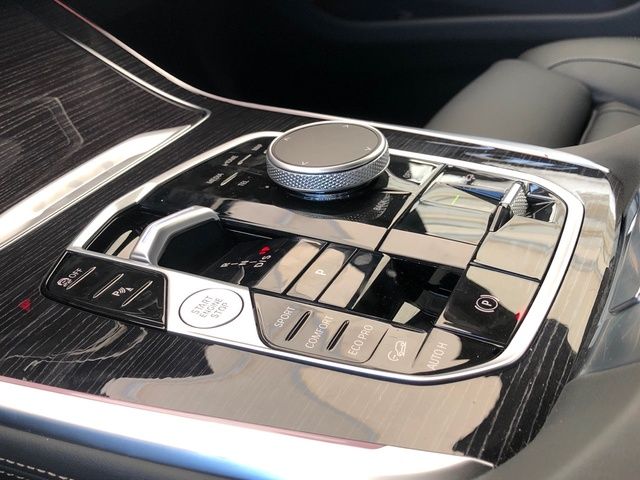 BMW X7 xDrive40d color Negro. Año 2025. 259KW(352CV). Diésel. En concesionario Vehinter Getafe de Madrid