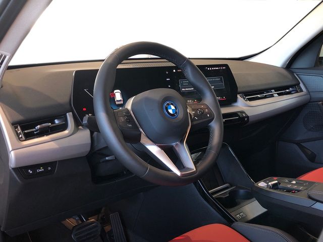 BMW iX1 xDrive30 color Blanco. Año 2024. 230KW(313CV). Eléctrico. En concesionario Momentum S.A. de Madrid