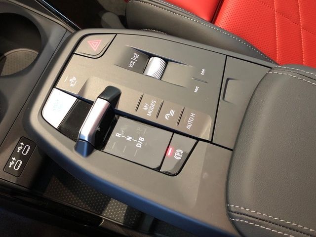 BMW iX1 xDrive30 color Blanco. Año 2024. 230KW(313CV). Eléctrico. En concesionario Momentum S.A. de Madrid