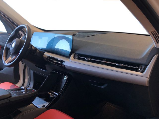 BMW iX1 xDrive30 color Blanco. Año 2024. 230KW(313CV). Eléctrico. En concesionario Momentum S.A. de Madrid