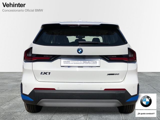 BMW iX1 xDrive30 color Blanco. Año 2024. 230KW(313CV). Eléctrico. En concesionario Momentum S.A. de Madrid
