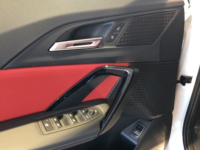 BMW iX1 xDrive30 color Blanco. Año 2024. 230KW(313CV). Eléctrico. En concesionario Momentum S.A. de Madrid