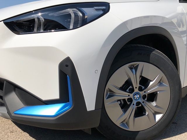 BMW iX1 xDrive30 color Blanco. Año 2024. 230KW(313CV). Eléctrico. En concesionario Momentum S.A. de Madrid