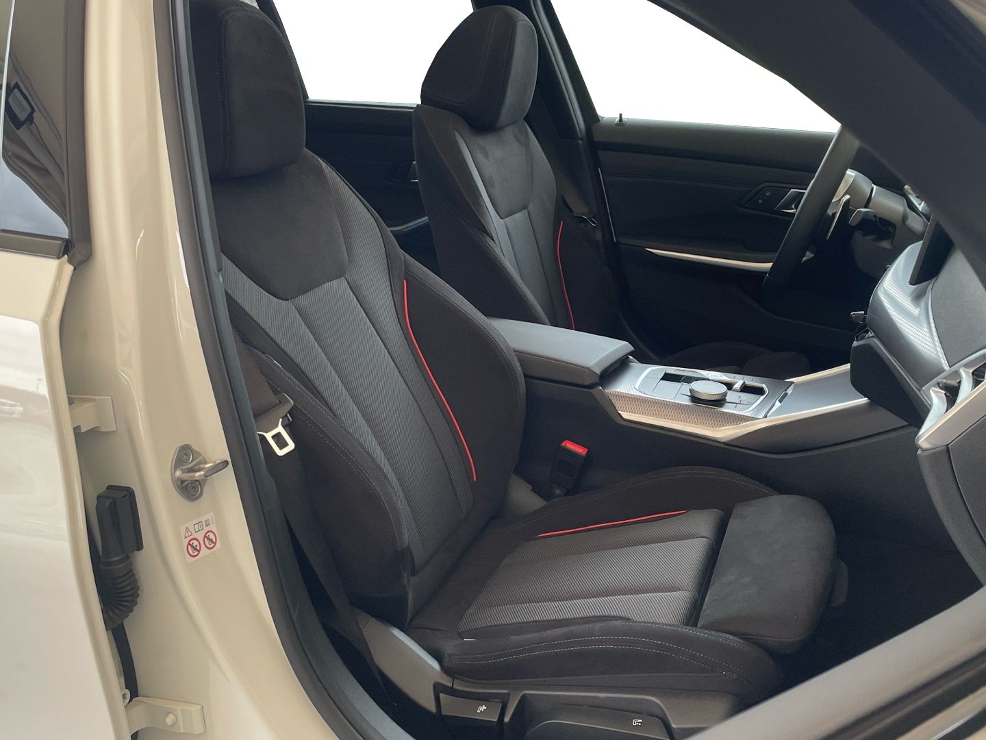 BMW Serie 3 320d Touring color Blanco. Año 2025. 140KW(190CV). Diésel. En concesionario Vehinter Getafe de Madrid