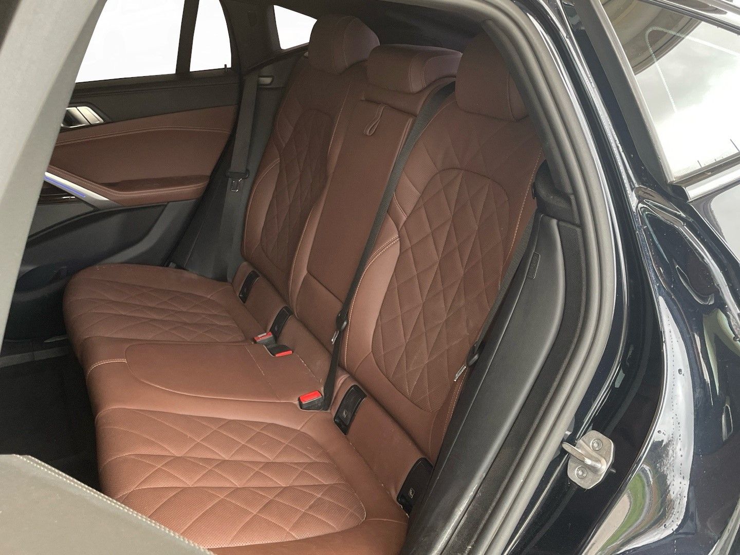 BMW X6 xDrive30d color Negro. Año 2023. 210KW(286CV). Diésel. En concesionario Vehinter Getafe de Madrid