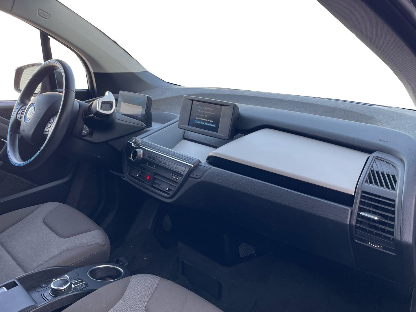 BMW i3 120Ah color Rojo. Año 2019. 125KW(170CV). Eléctrico. En concesionario Momentum S.A. de Madrid