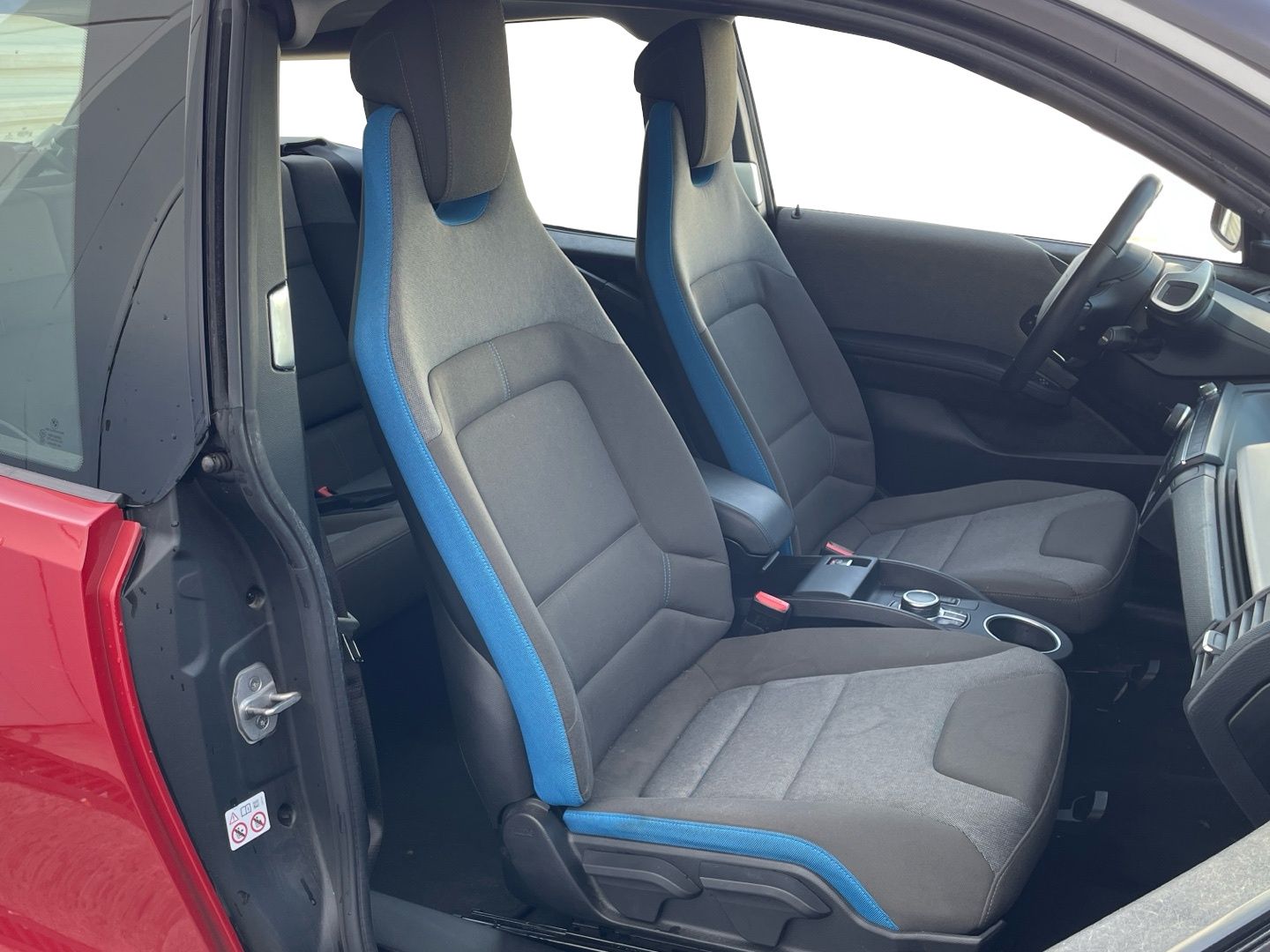 BMW i3 120Ah color Rojo. Año 2019. 125KW(170CV). Eléctrico. En concesionario Momentum S.A. de Madrid