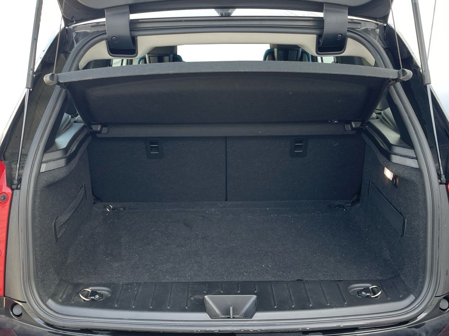 BMW i3 120Ah color Rojo. Año 2019. 125KW(170CV). Eléctrico. En concesionario Momentum S.A. de Madrid