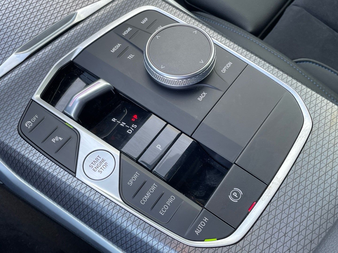 BMW Serie 3 318d color Blanco. Año 2025. 110KW(150CV). Diésel. En concesionario Momentum S.A. de Madrid