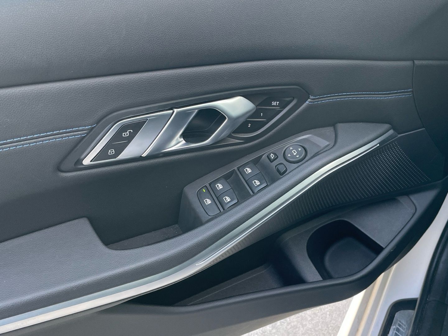 BMW Serie 3 318d color Blanco. Año 2025. 110KW(150CV). Diésel. En concesionario Momentum S.A. de Madrid