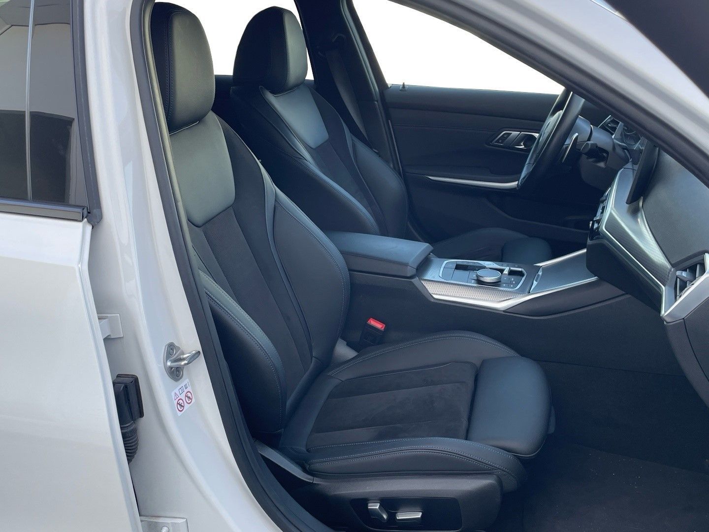 BMW Serie 3 318d color Blanco. Año 2025. 110KW(150CV). Diésel. En concesionario Momentum S.A. de Madrid