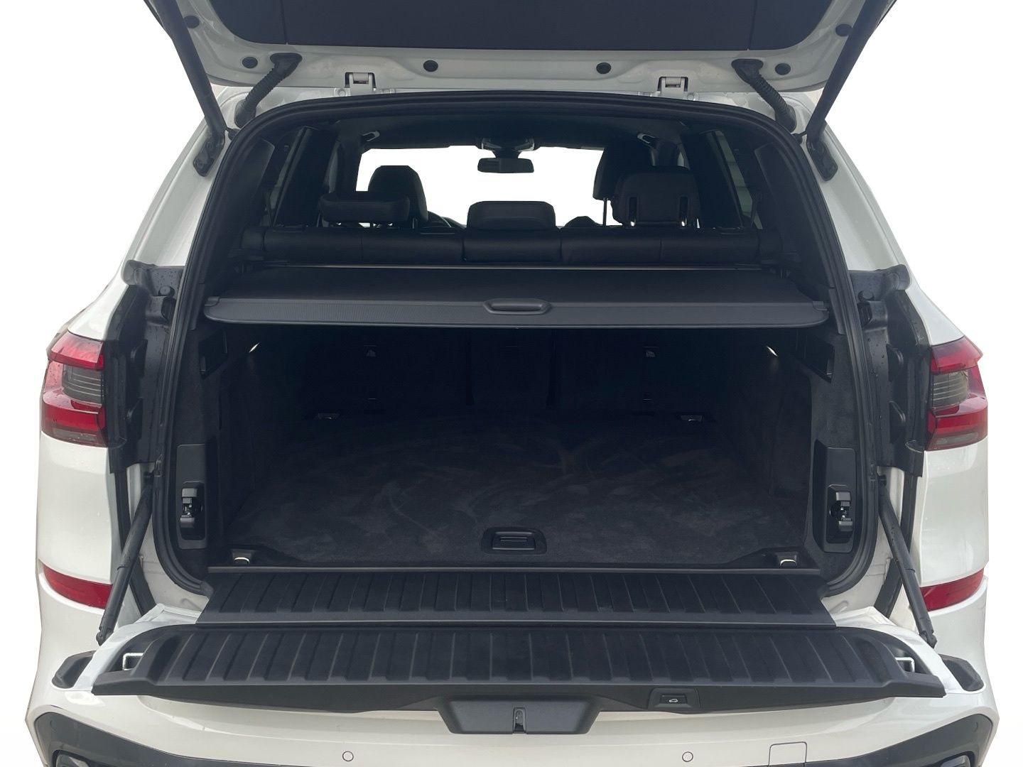 BMW X5 xDrive30d color Blanco. Año 2023. 210KW(286CV). Diésel. En concesionario Momentum S.A. de Madrid