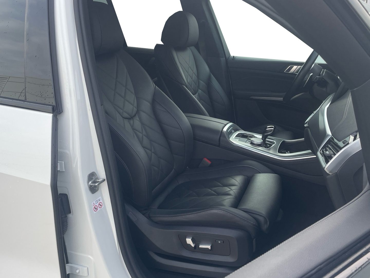 BMW X5 xDrive30d color Blanco. Año 2023. 210KW(286CV). Diésel. En concesionario Momentum S.A. de Madrid