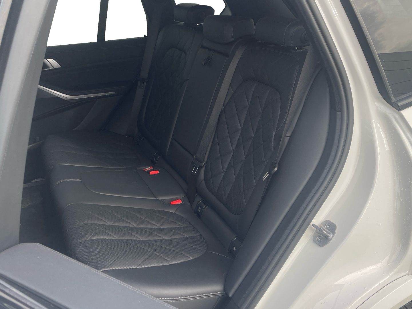 BMW X5 xDrive30d color Blanco. Año 2023. 210KW(286CV). Diésel. En concesionario Momentum S.A. de Madrid