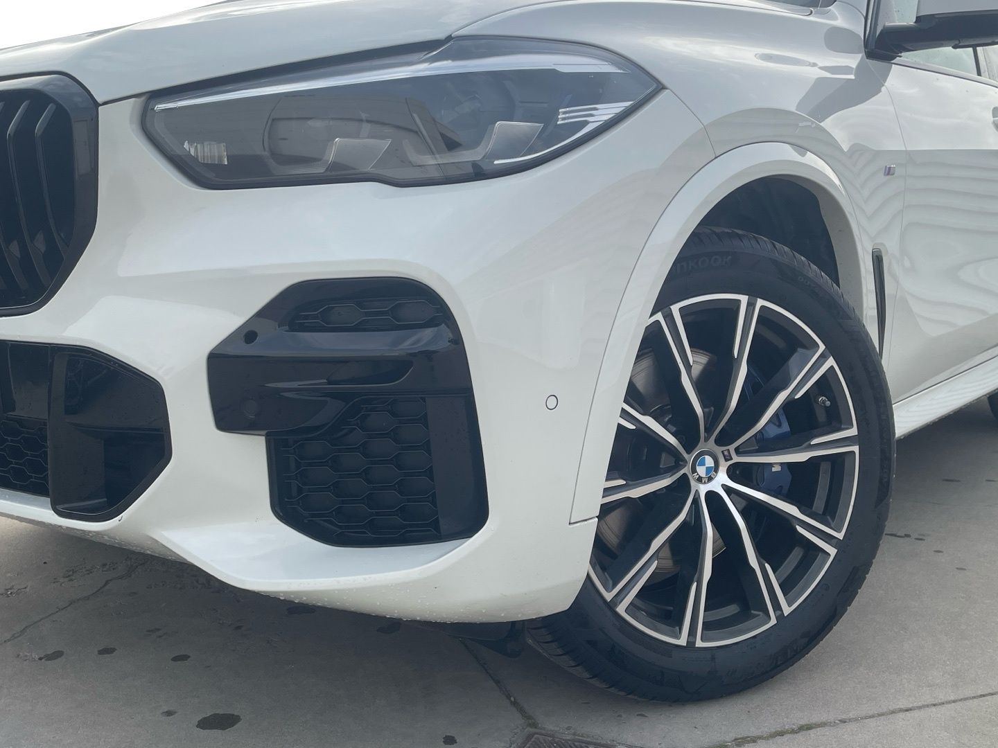 BMW X5 xDrive30d color Blanco. Año 2023. 210KW(286CV). Diésel. En concesionario Momentum S.A. de Madrid