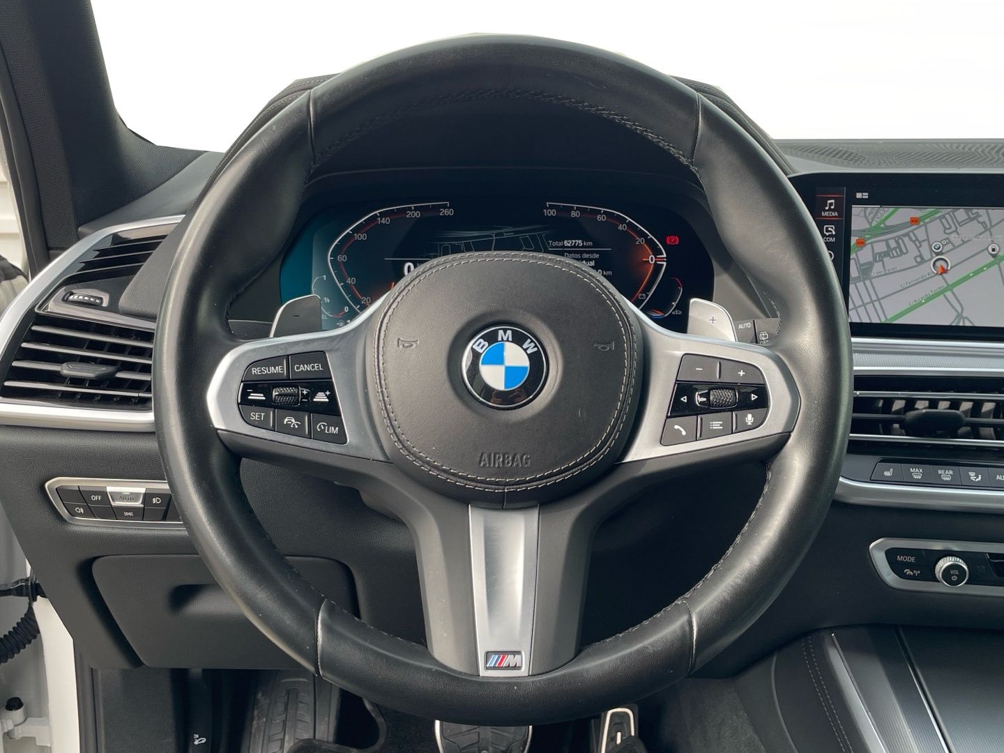 BMW X5 xDrive30d color Blanco. Año 2023. 210KW(286CV). Diésel. En concesionario Momentum S.A. de Madrid