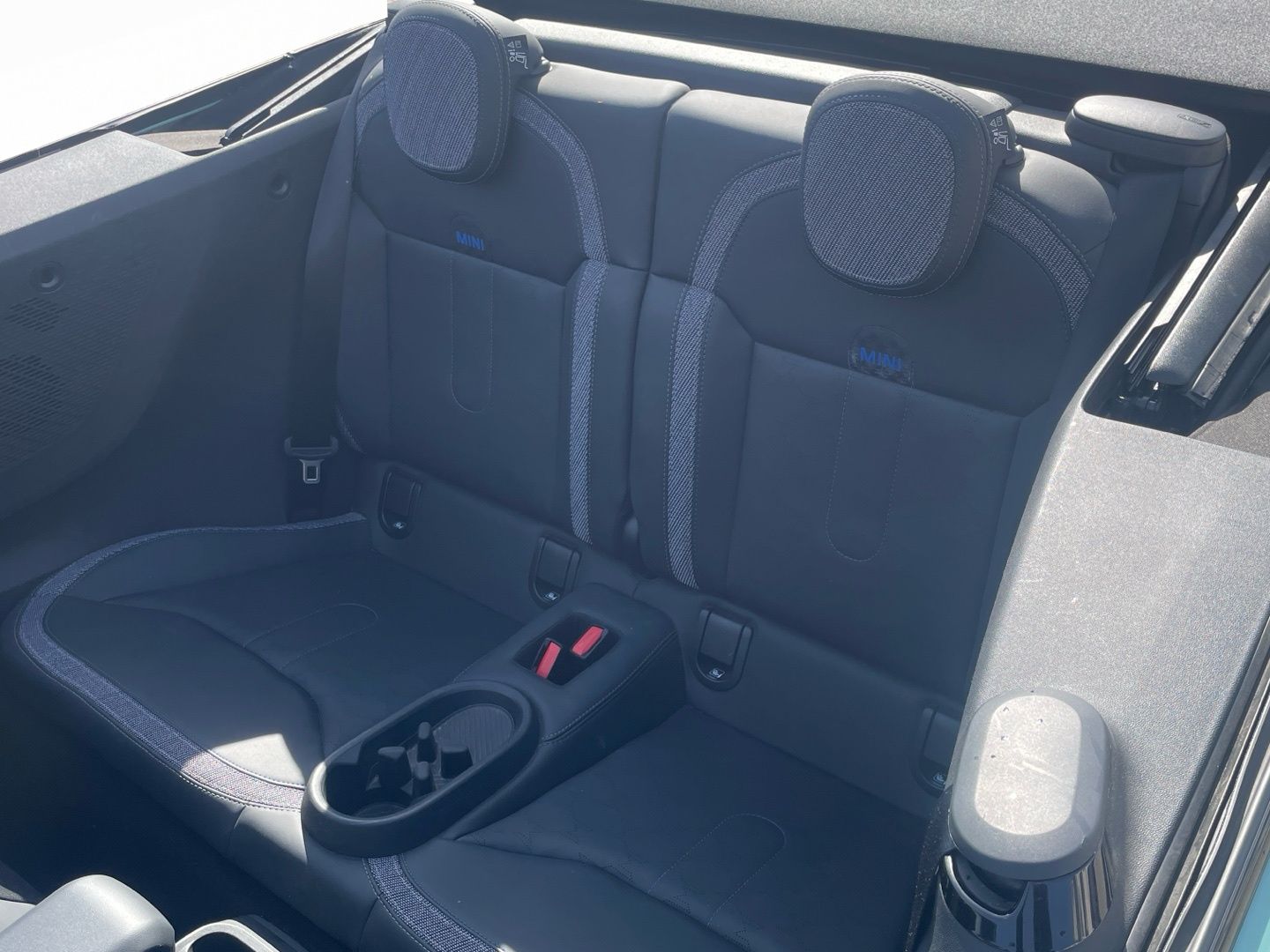 fotoM 8 del MINI MINI Cooper Cabrio C 120 kW (163 CV) 163cv Gasolina del 2025 en Madrid