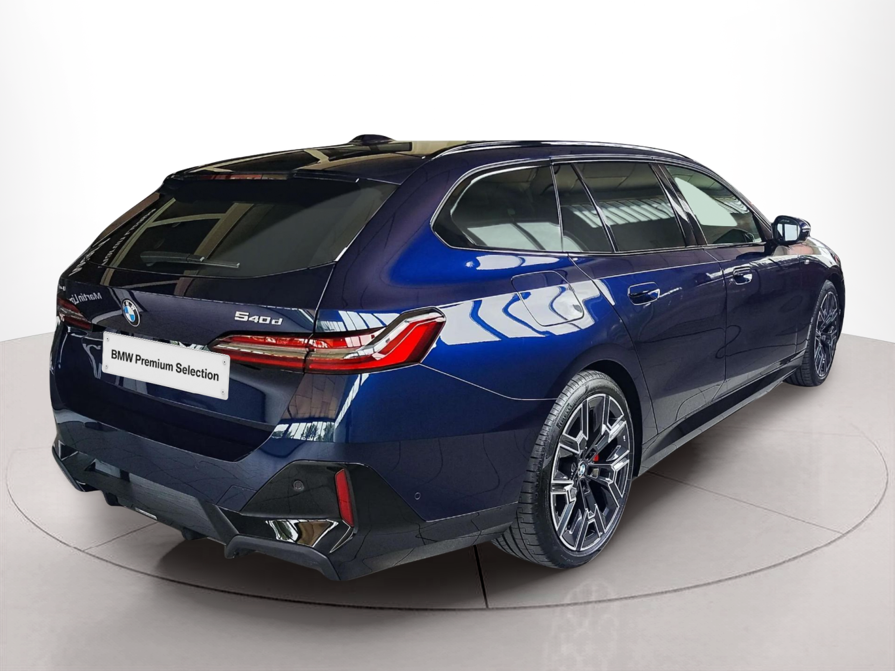 BMW Serie 5 540d Touring color Azul. Año 2024. 223KW(303CV). Diésel. En concesionario Lizaga Motor de Teruel