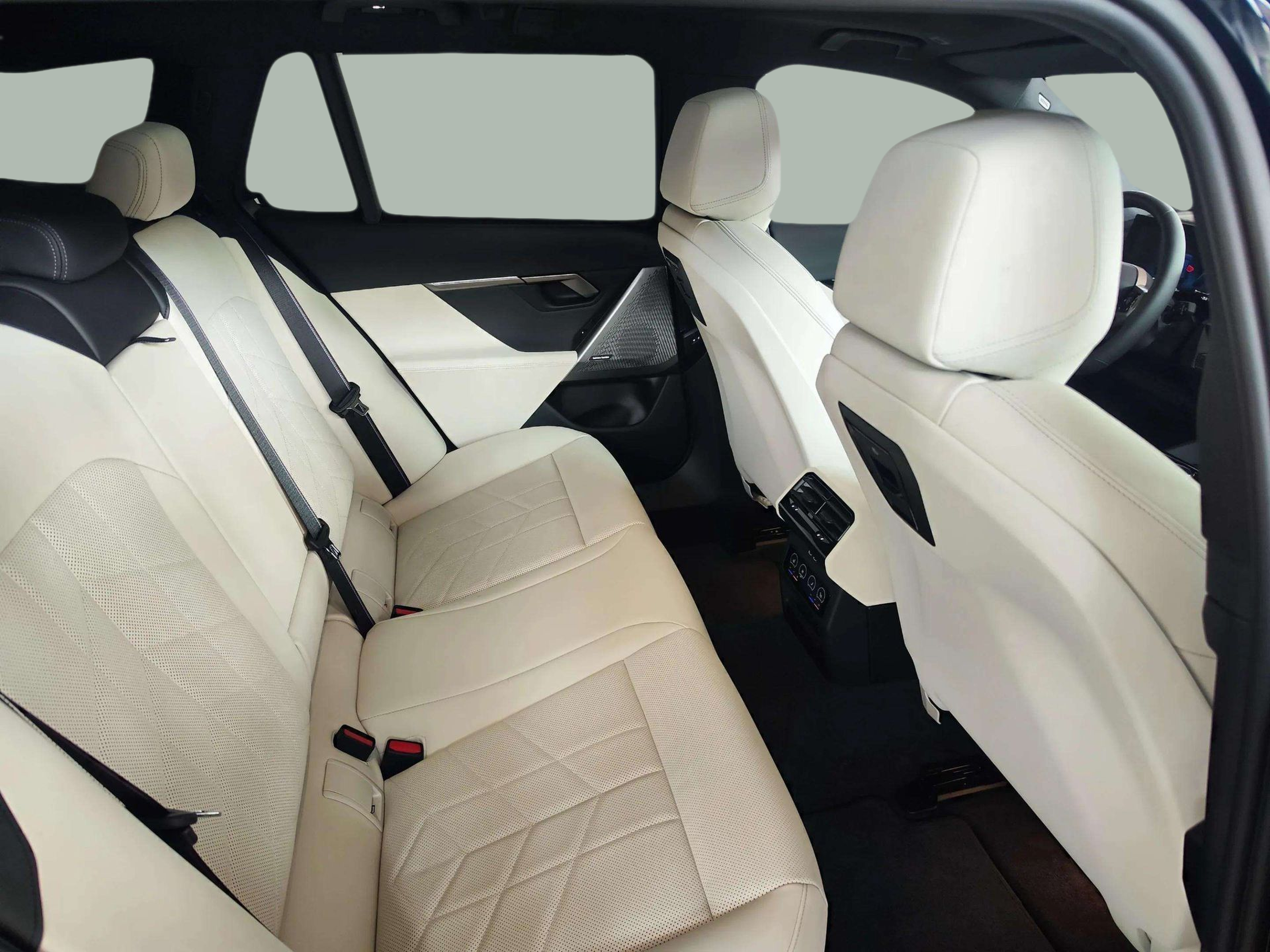 BMW Serie 5 540d Touring color Azul. Año 2024. 223KW(303CV). Diésel. En concesionario Lizaga Motor de Teruel