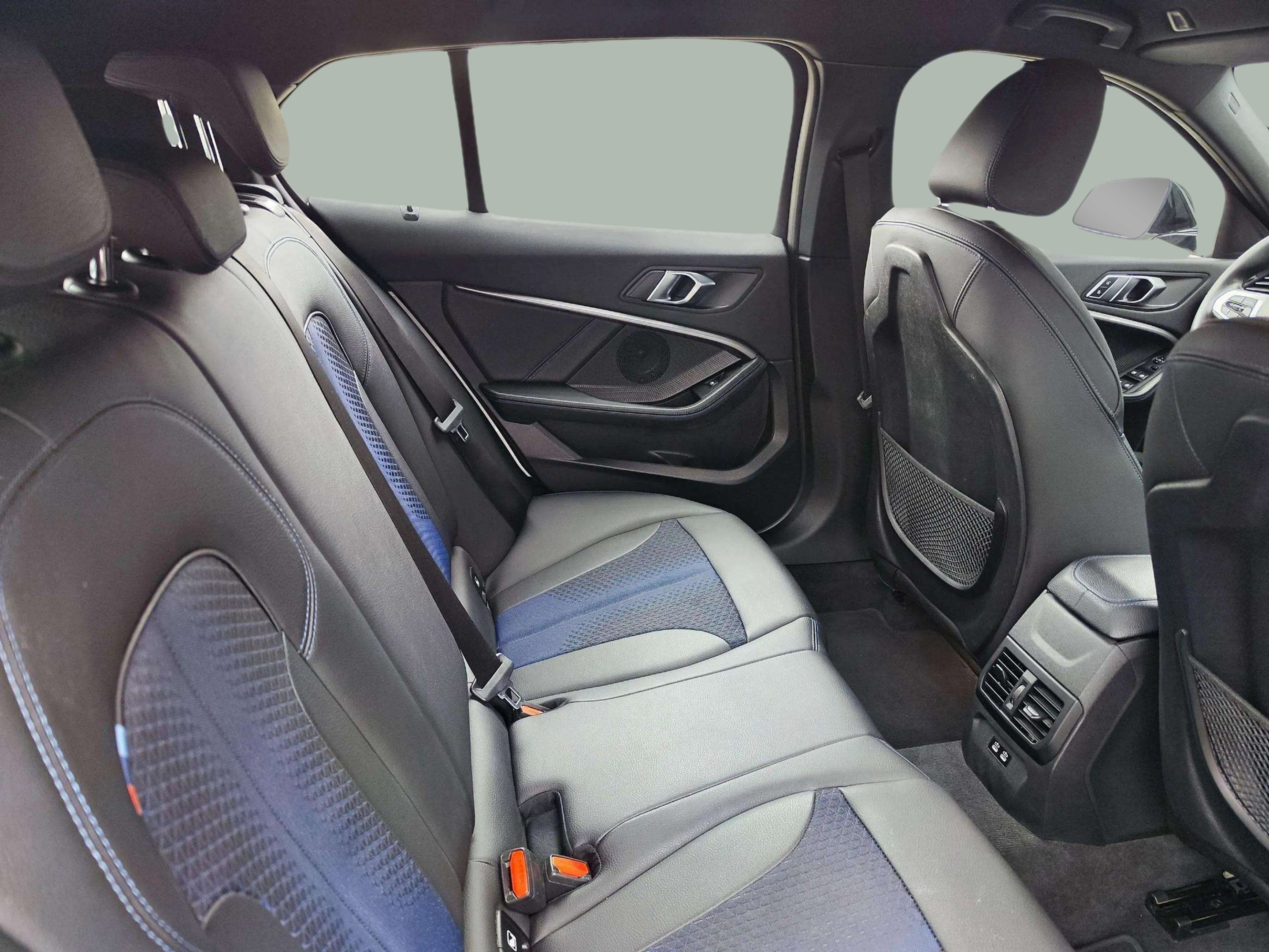 BMW Serie 1 118i color Blanco. Año 2021. 103KW(140CV). Gasolina. En concesionario Lizaga Motor de Teruel