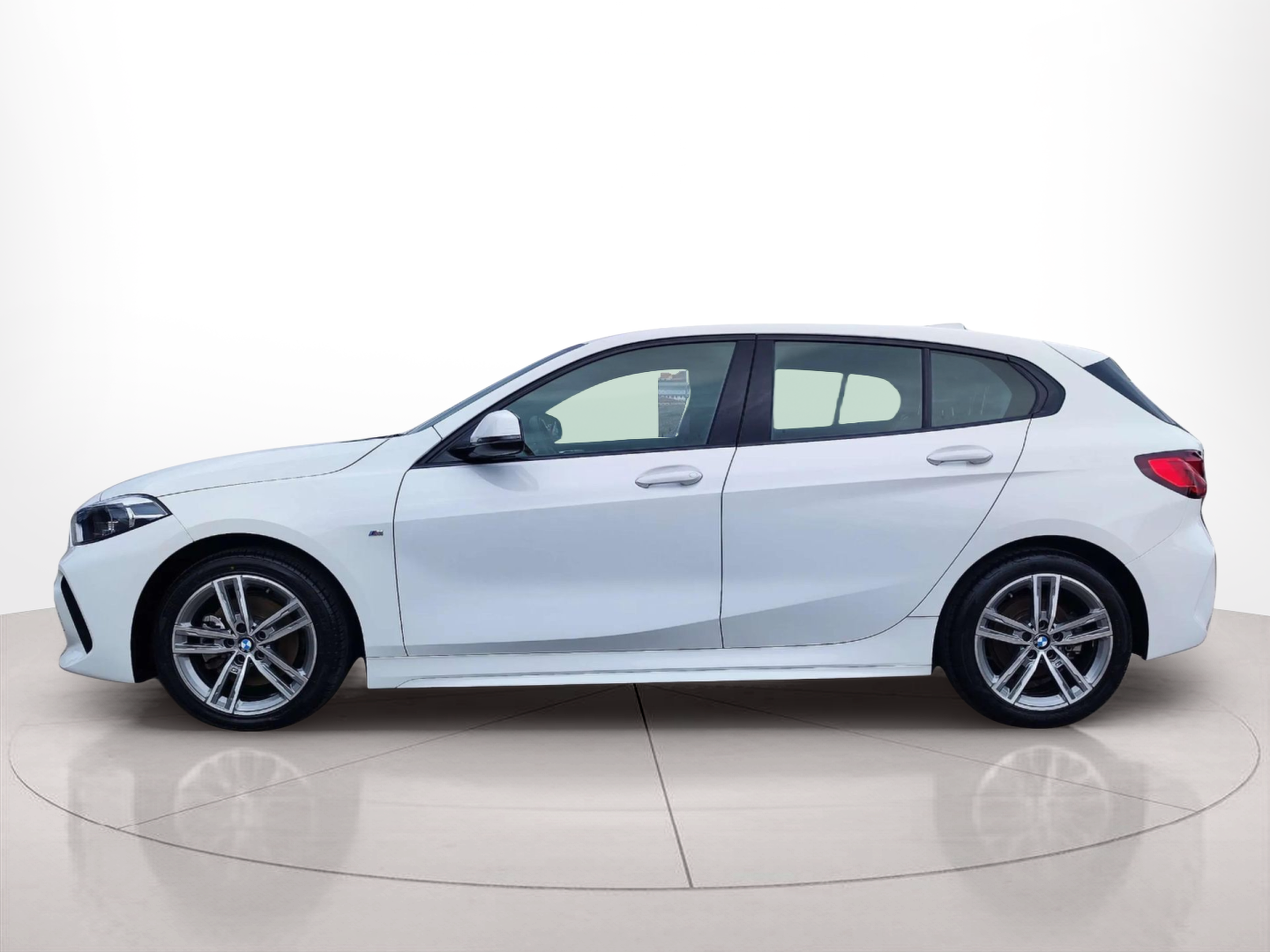 Fotos de BMW Serie 1 118i color Blanco. Año 2021. 103KW(140CV). Gasolina. En concesionario Lizaga Motor de Teruel