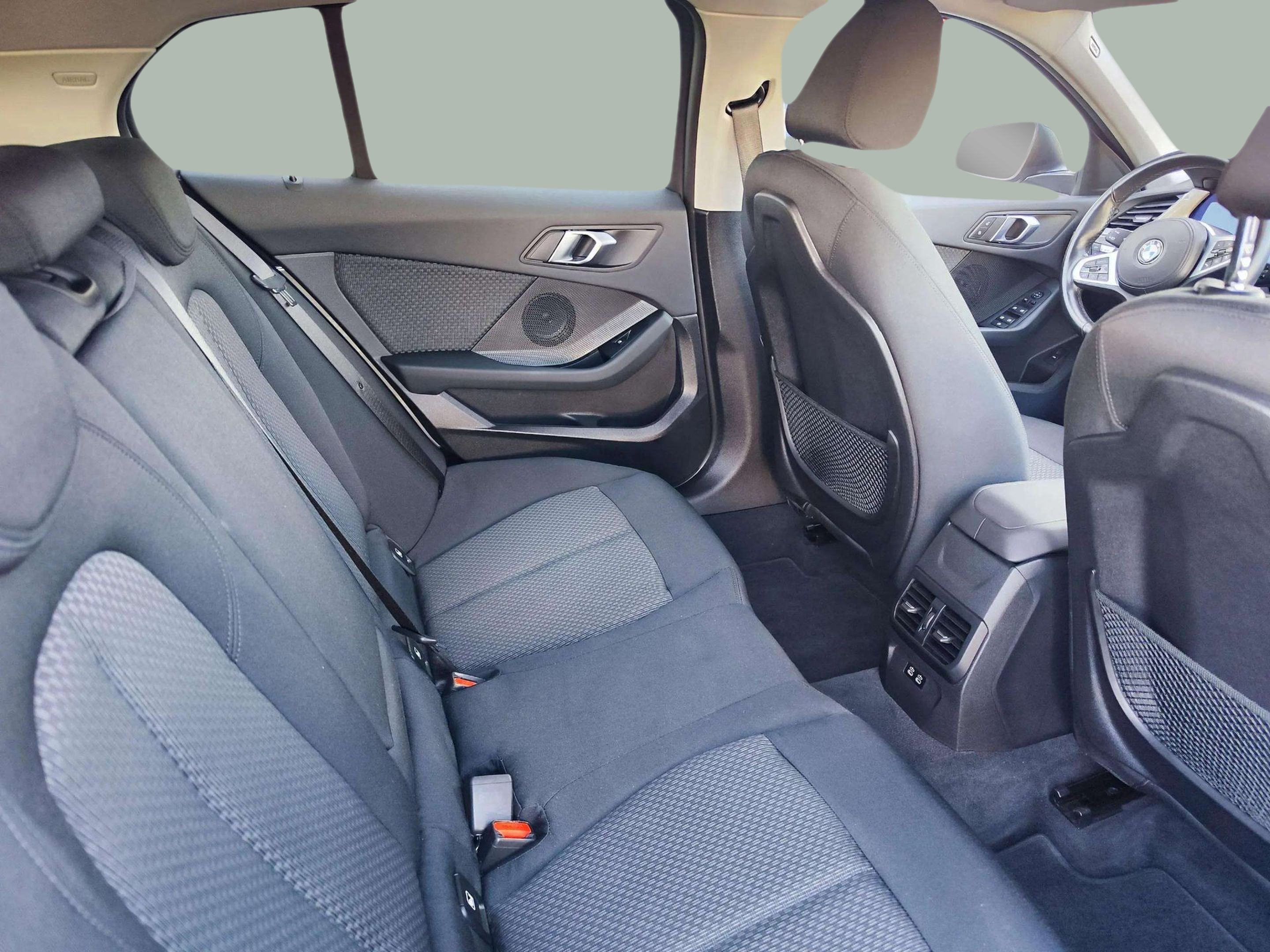 BMW Serie 1 118i color Gris. Año 2024. 103KW(140CV). Gasolina. En concesionario Lizaga Motor de Teruel