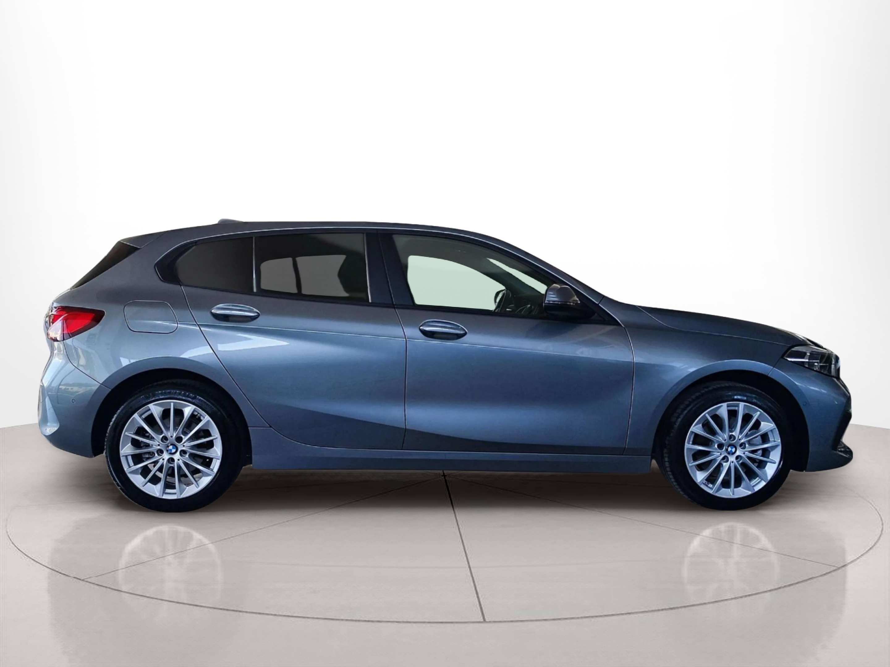 Fotos de BMW Serie 1 118i color Gris. Año 2024. 103KW(140CV). Gasolina. En concesionario Lizaga Motor de Teruel