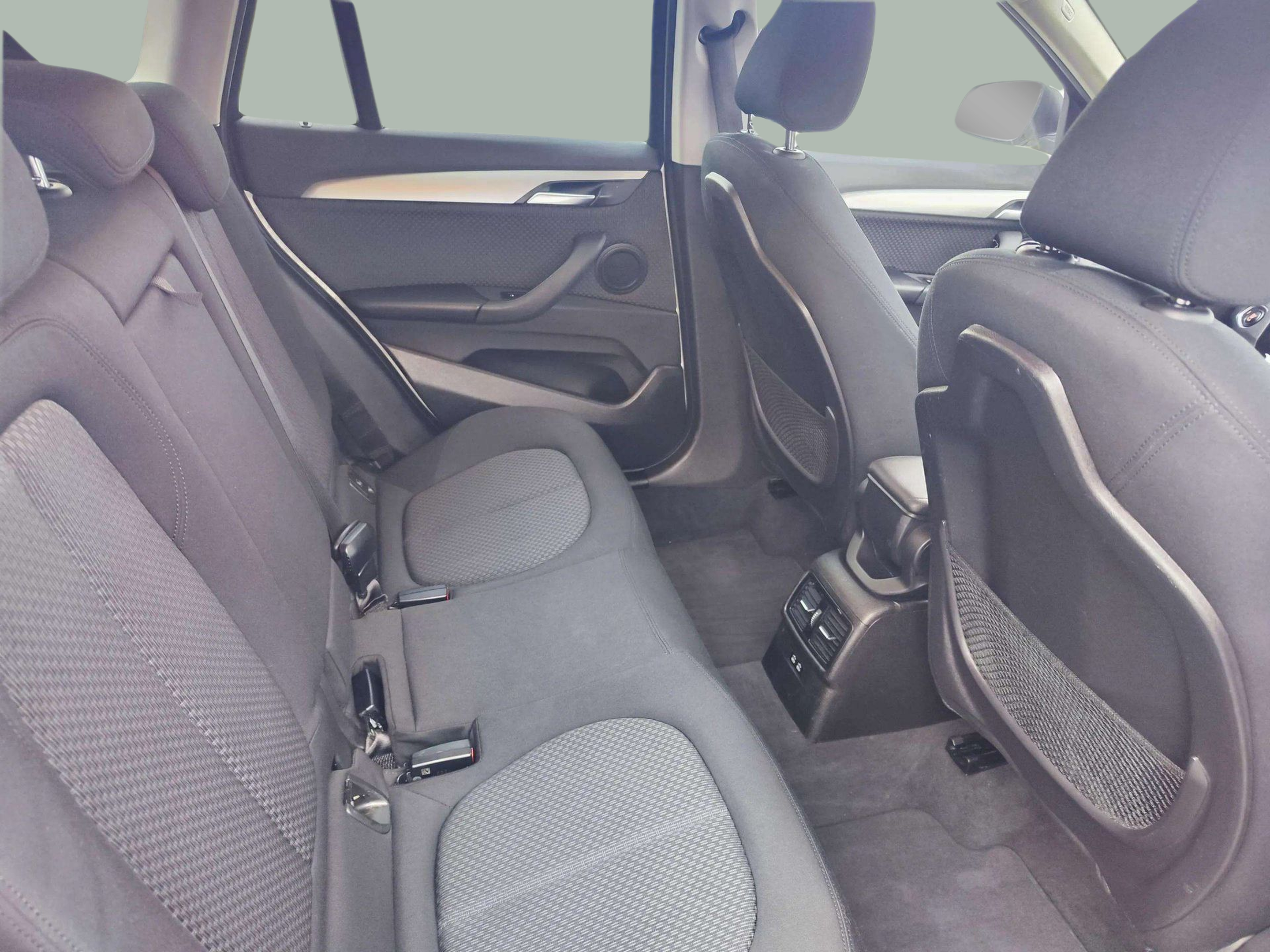 BMW X1 sDrive18d color Blanco. Año 2021. 110KW(150CV). Diésel. En concesionario Lizaga Motor de Teruel