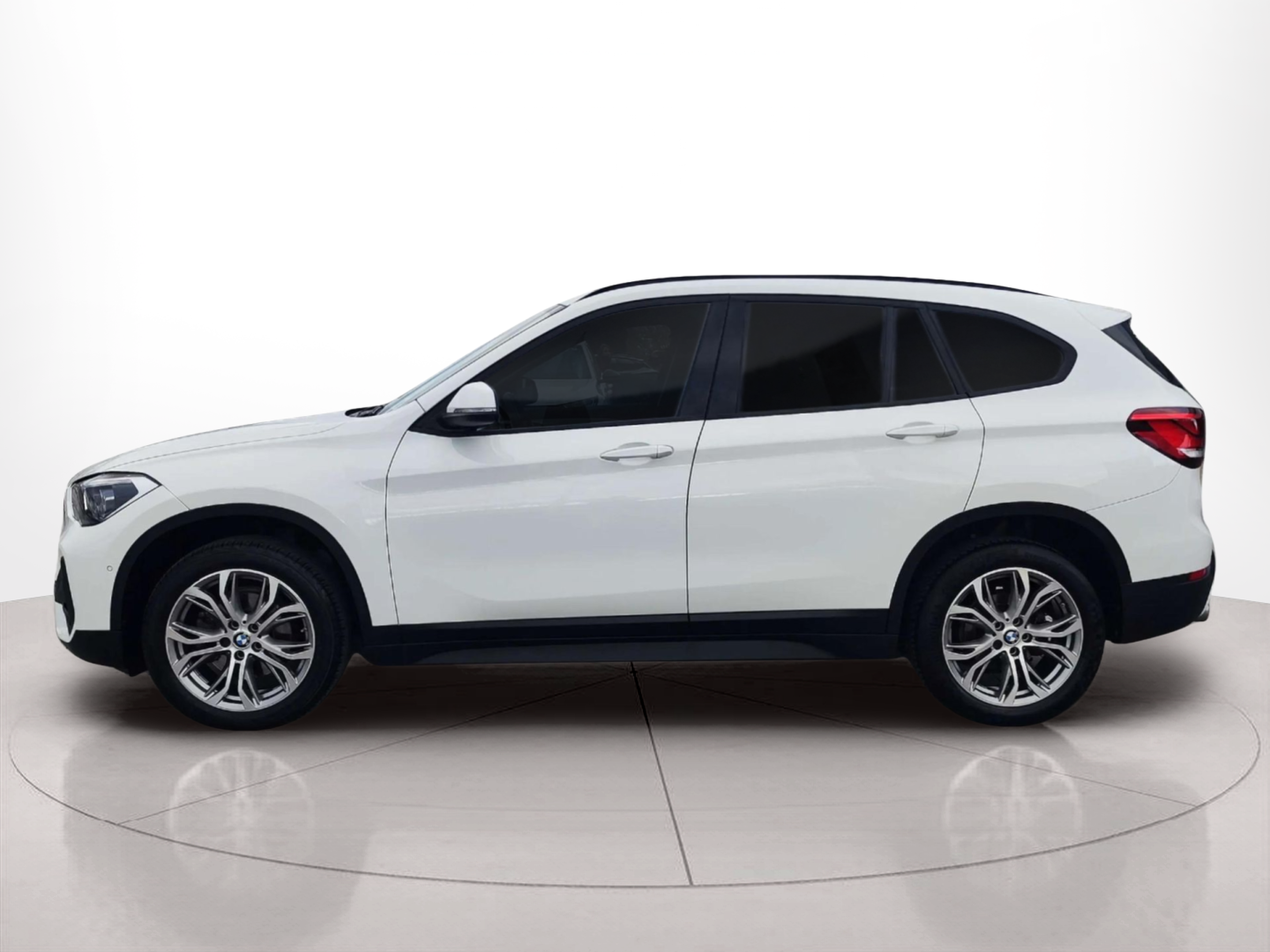 Fotos de BMW X1 sDrive18d color Blanco. Año 2021. 110KW(150CV). Diésel. En concesionario Lizaga Motor de Teruel