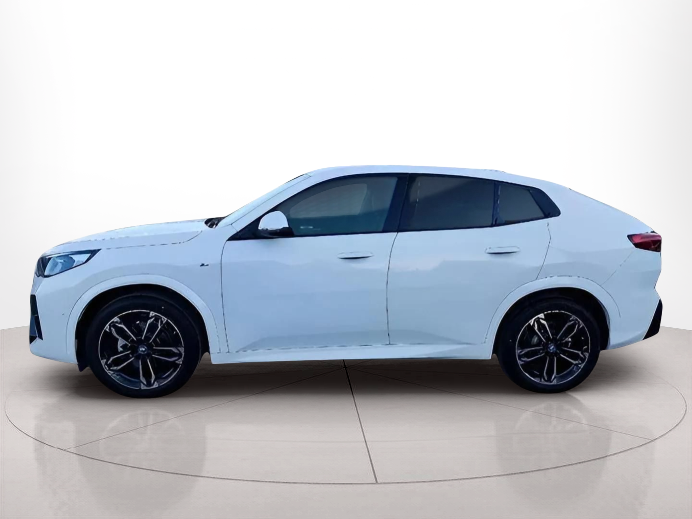 Fotos de BMW iX2 eDrive20 color Blanco. Año 2025. 150KW(204CV). Eléctrico. En concesionario Lizaga Motor de Teruel