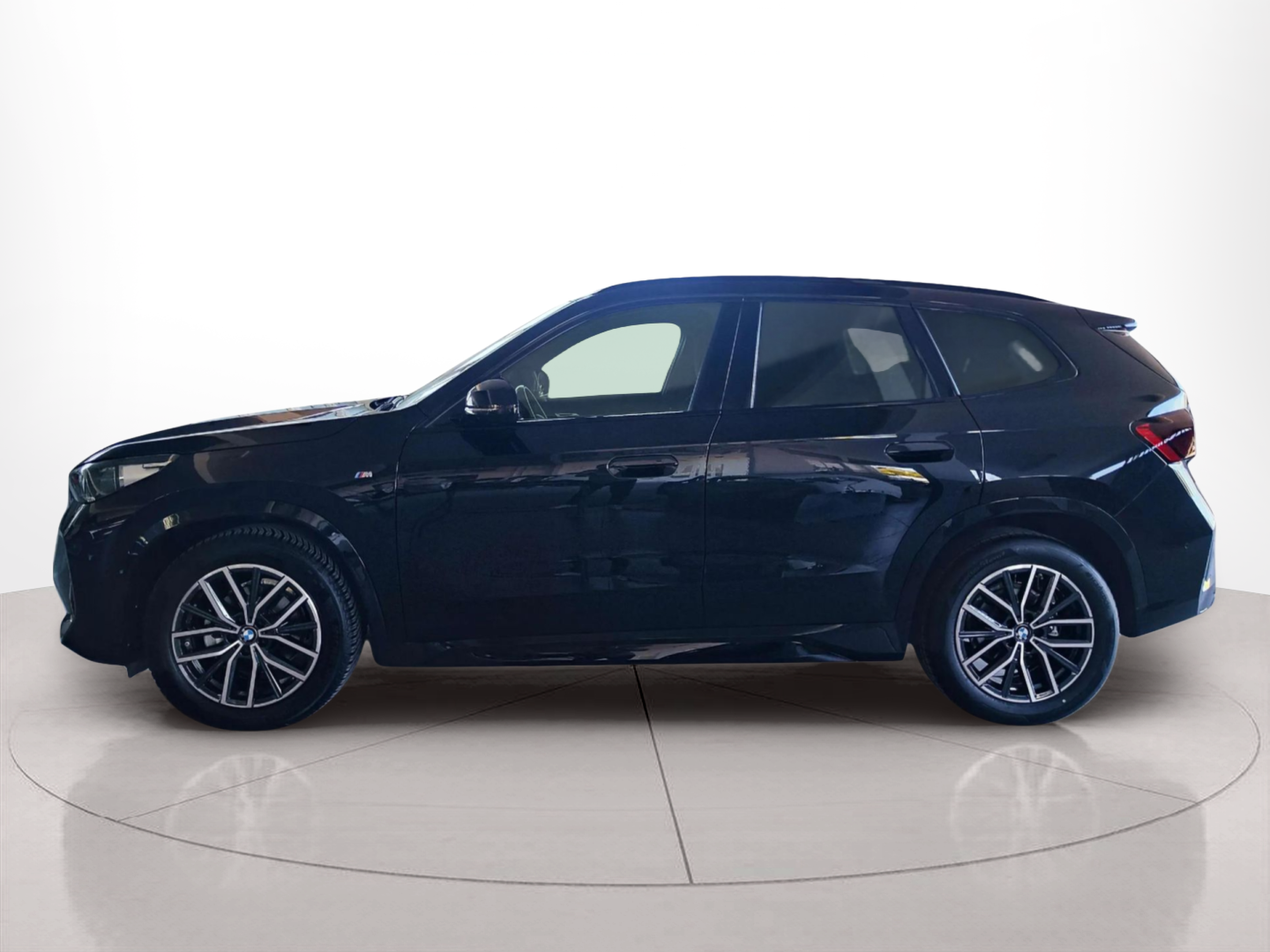 Fotos de BMW X1 sDrive18d color Negro. Año 2023. 110KW(150CV). Diésel. En concesionario Lizaga Motor de Teruel