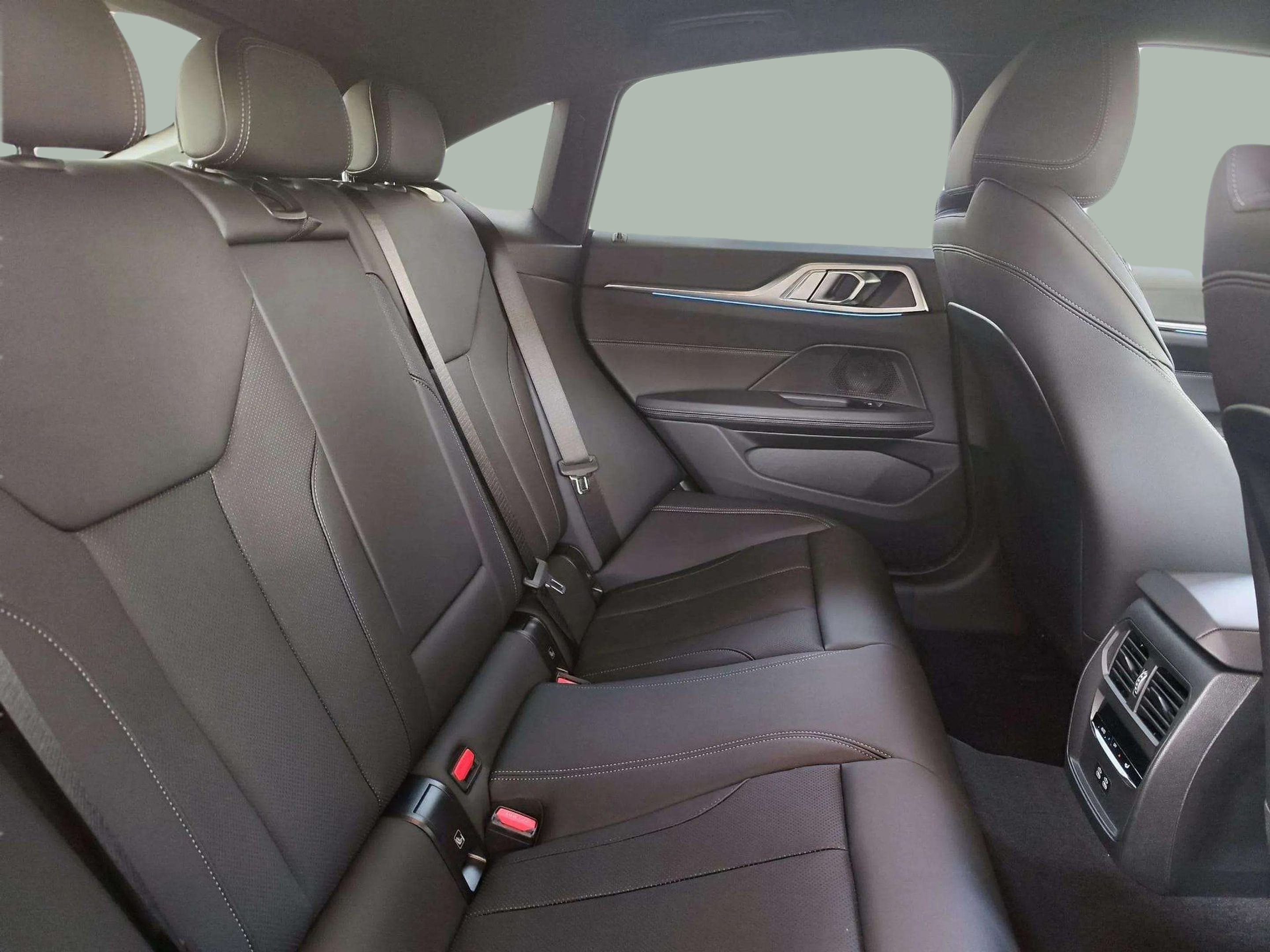 BMW i4 eDrive40 color Negro. Año 2025. 250KW(340CV). Eléctrico. En concesionario Lizaga Motor de Teruel