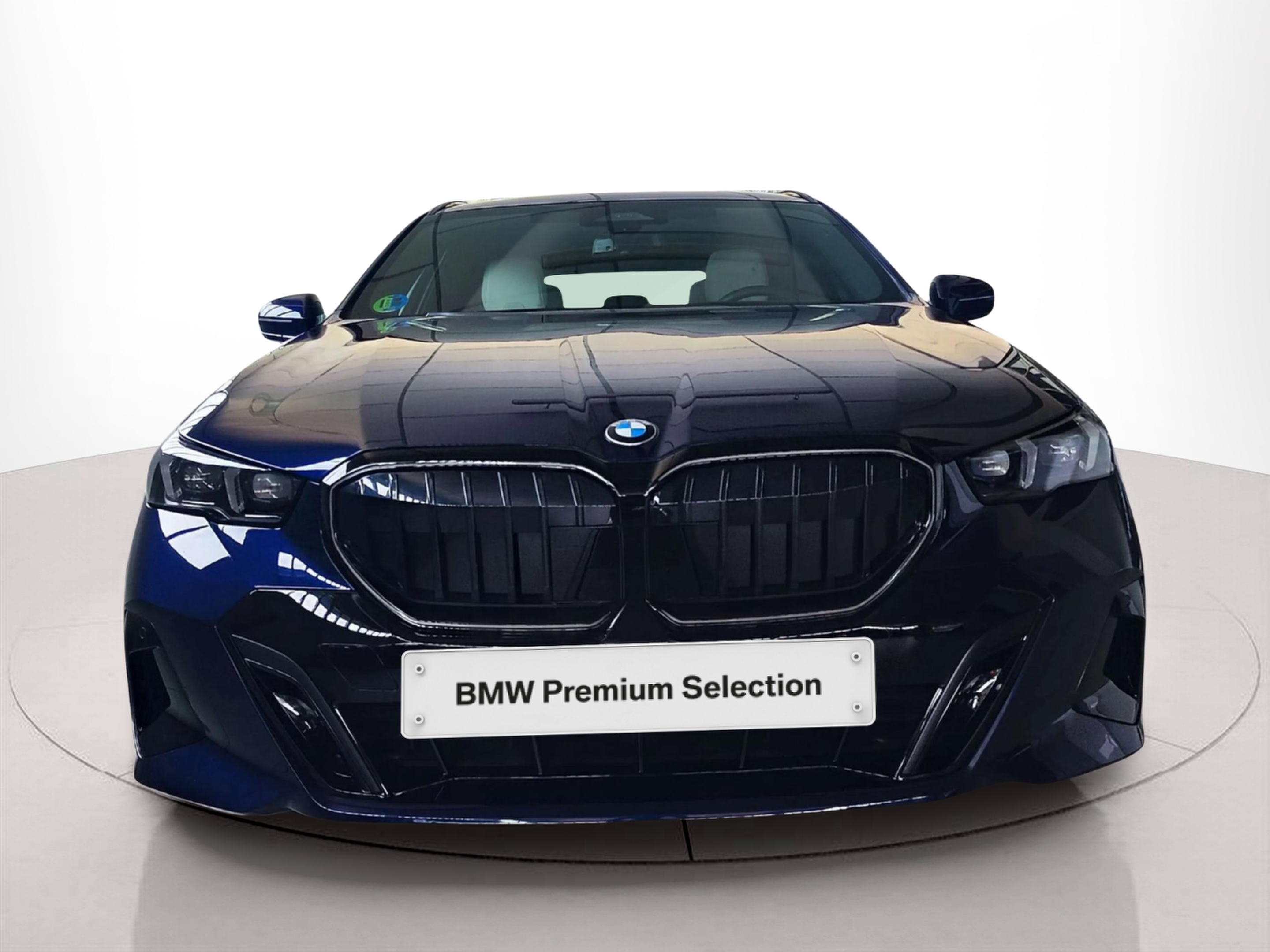 Fotos de BMW Serie 5 540d Touring color Azul. Año 2024. 223KW(303CV). Diésel. En concesionario Lizaga Motor de Teruel
